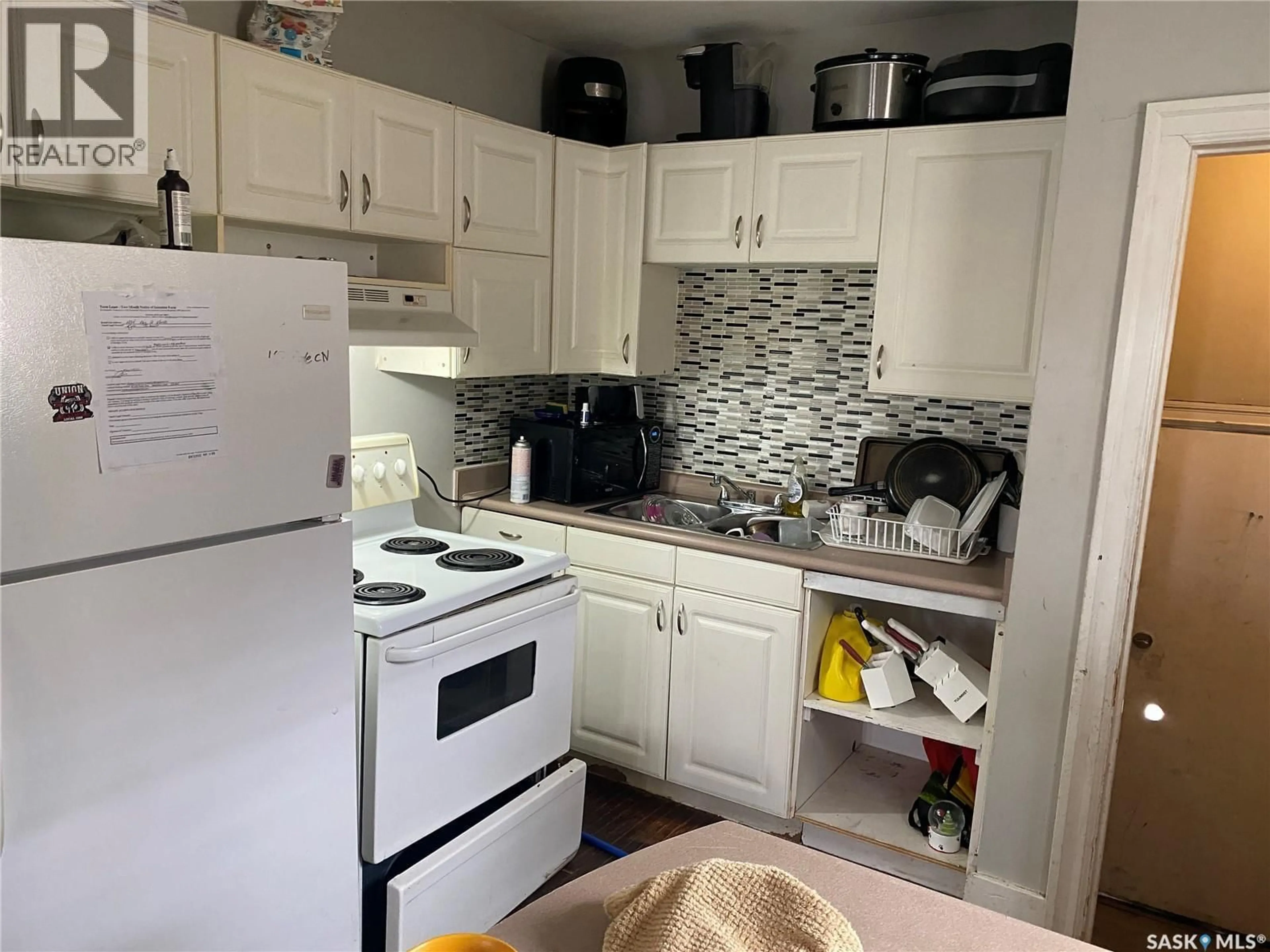 Standard kitchen, unknown for 1234 G AVENUE, Saskatoon Saskatchewan S7L2A4