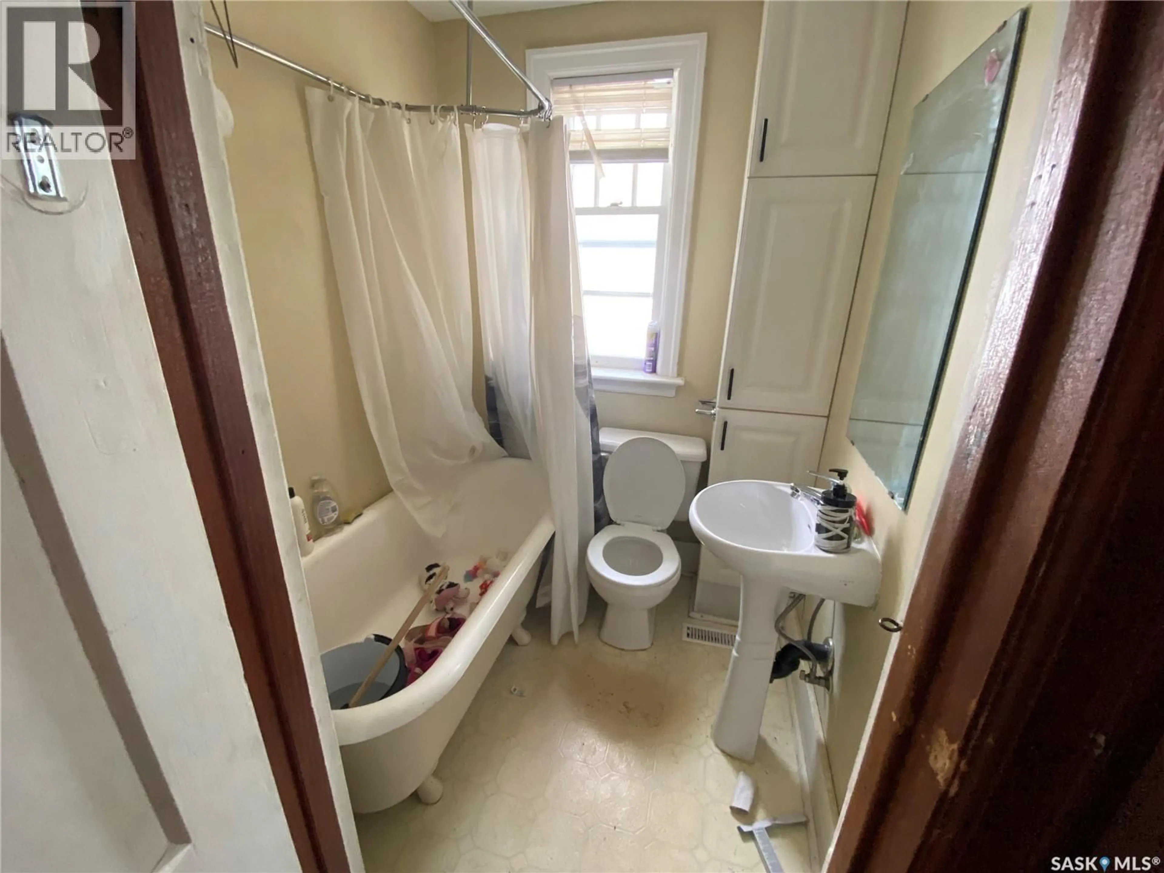 Standard bathroom, unknown for 1234 G AVENUE, Saskatoon Saskatchewan S7L2A4