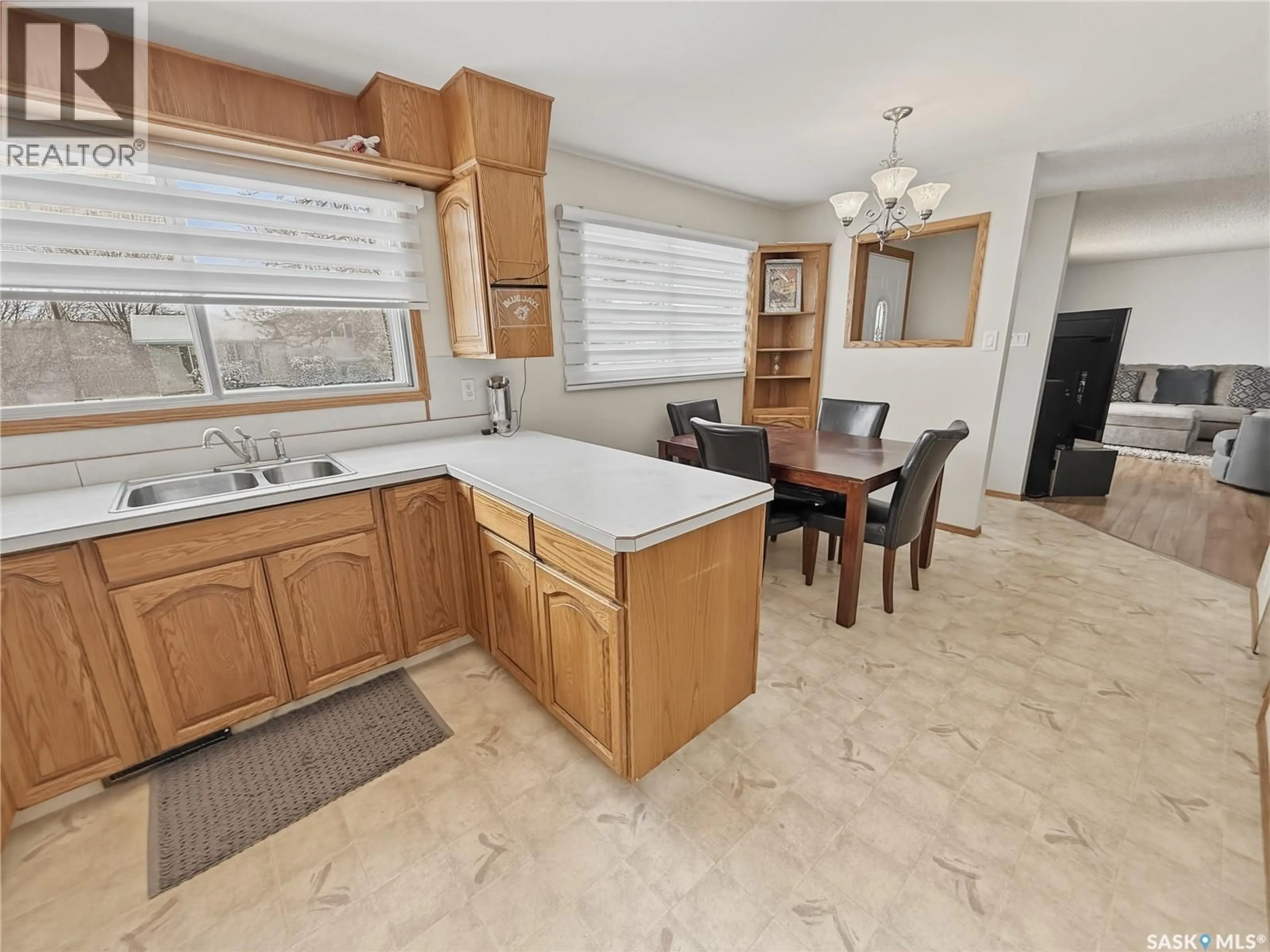 Open concept kitchen, ceramic/tile floor for 525 6TH AVENUE, Swift Current Saskatchewan S9H0Y4