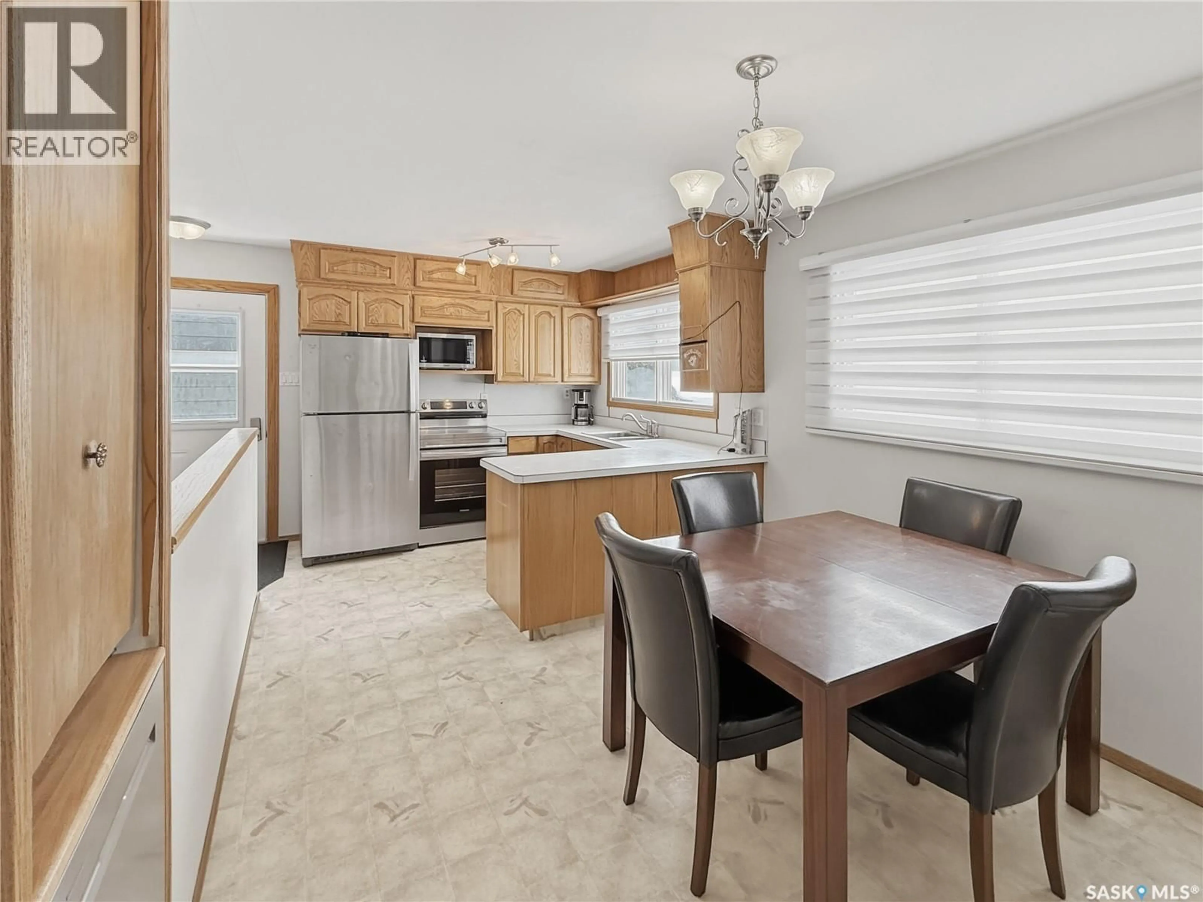 Open concept kitchen, unknown for 525 6TH AVENUE, Swift Current Saskatchewan S9H0Y4