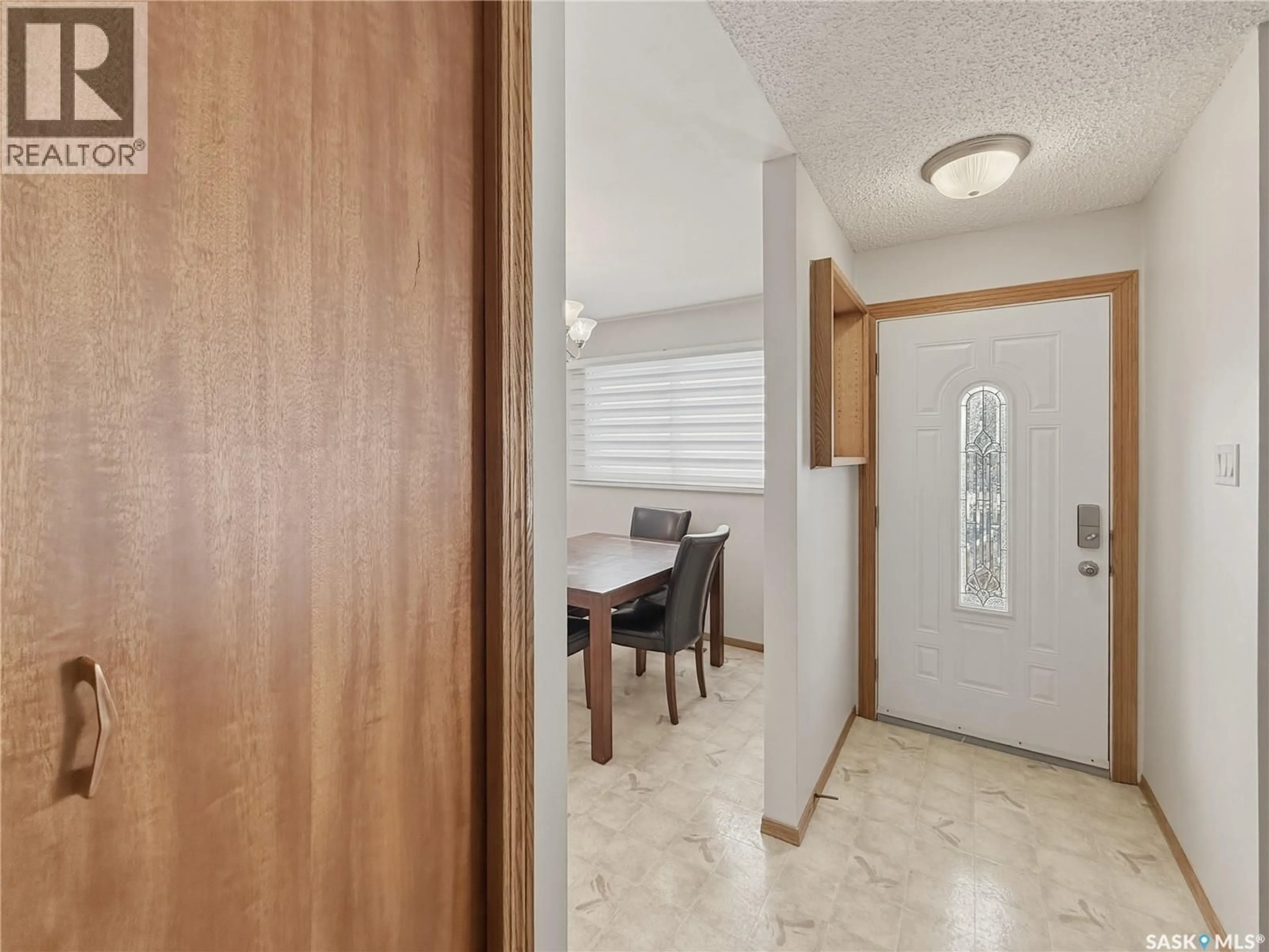 Indoor entryway for 525 6TH AVENUE, Swift Current Saskatchewan S9H0Y4