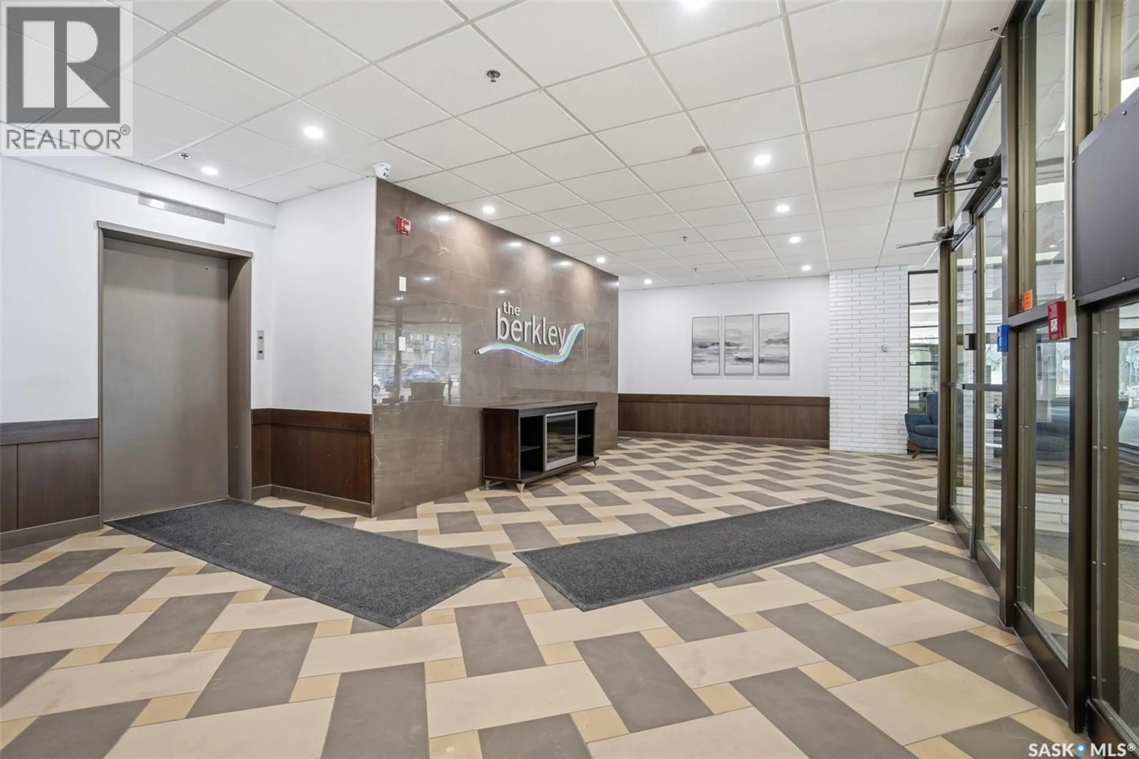 Indoor foyer for 104 - 537 4TH AVENUE, Saskatoon Saskatchewan S7K2M6