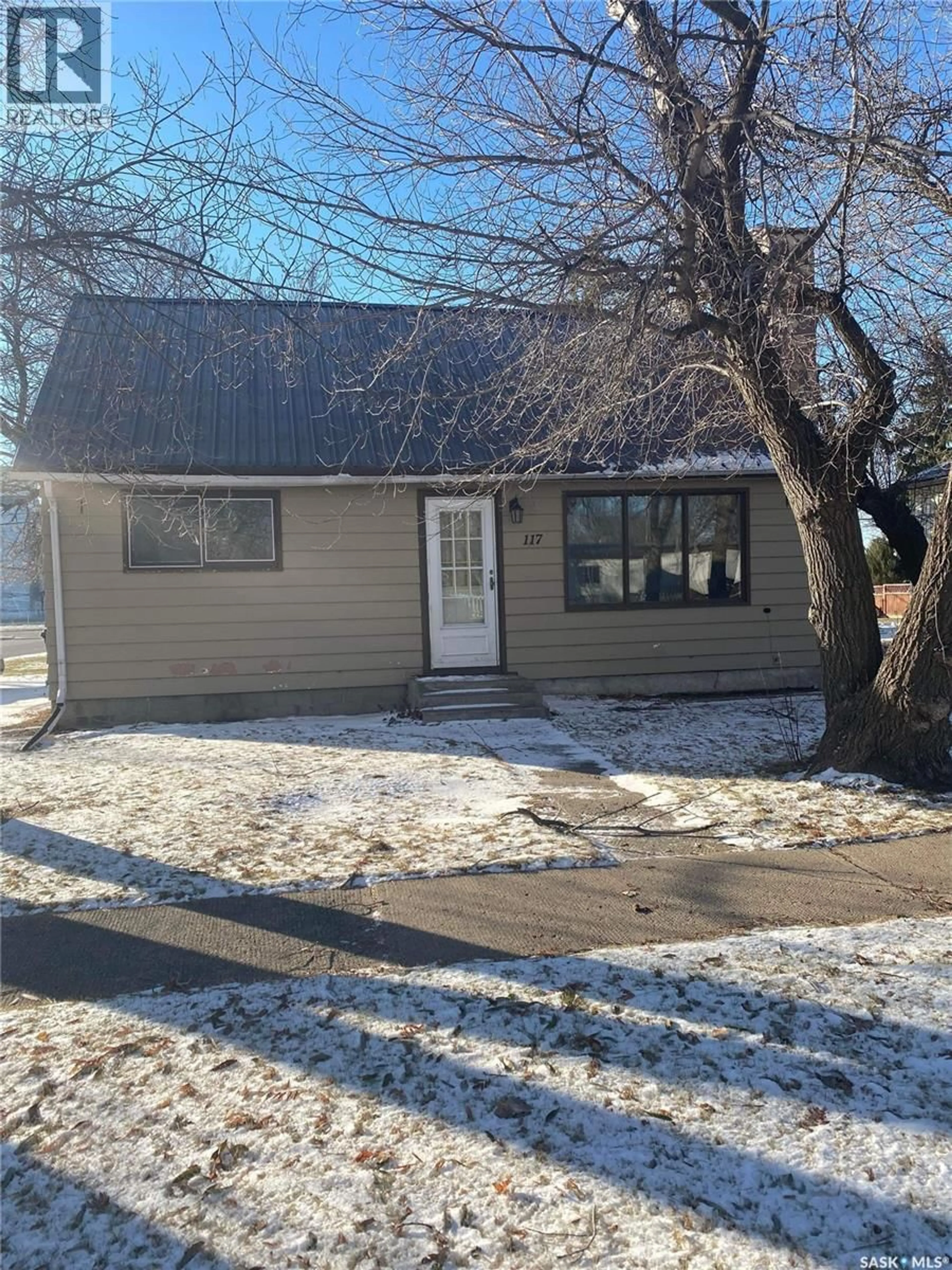 Home with vinyl exterior material, street for 117 PROSPECT AVENUE, Oxbow Saskatchewan S0C2B0