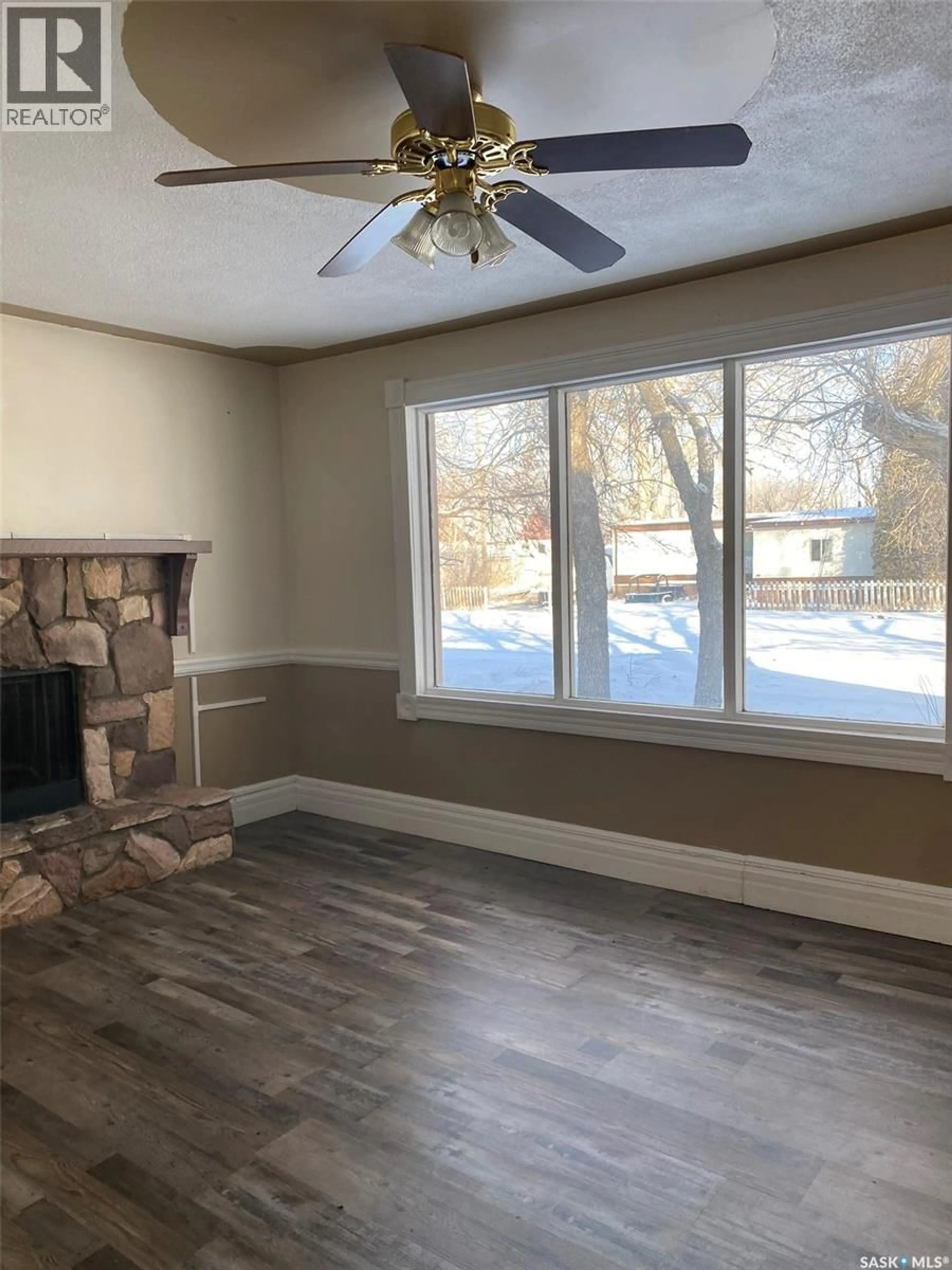 Living room with furniture, wood/laminate floor for 117 PROSPECT AVENUE, Oxbow Saskatchewan S0C2B0