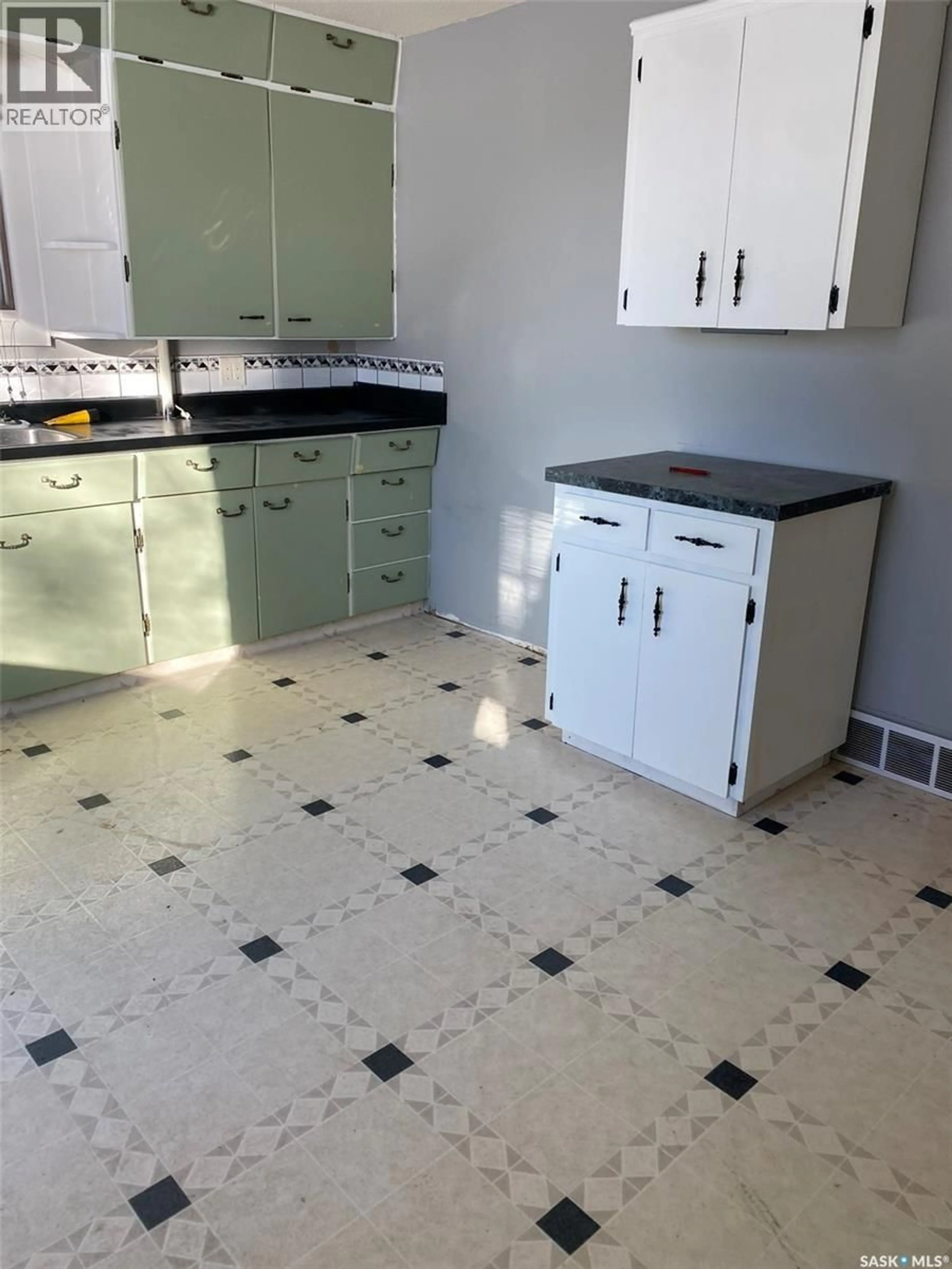 Standard kitchen, ceramic/tile floor for 117 PROSPECT AVENUE, Oxbow Saskatchewan S0C2B0