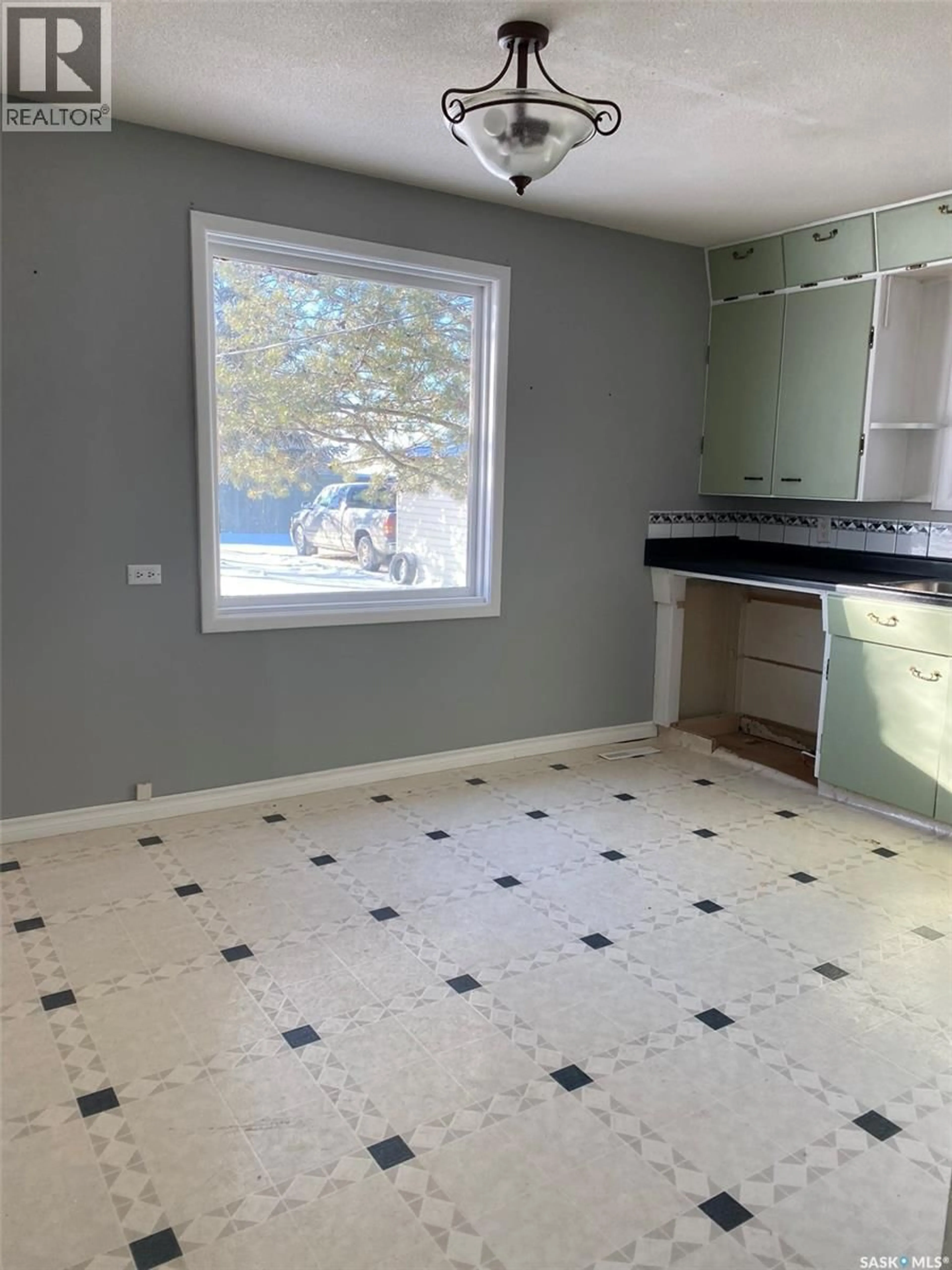 A pic of a room for 117 PROSPECT AVENUE, Oxbow Saskatchewan S0C2B0