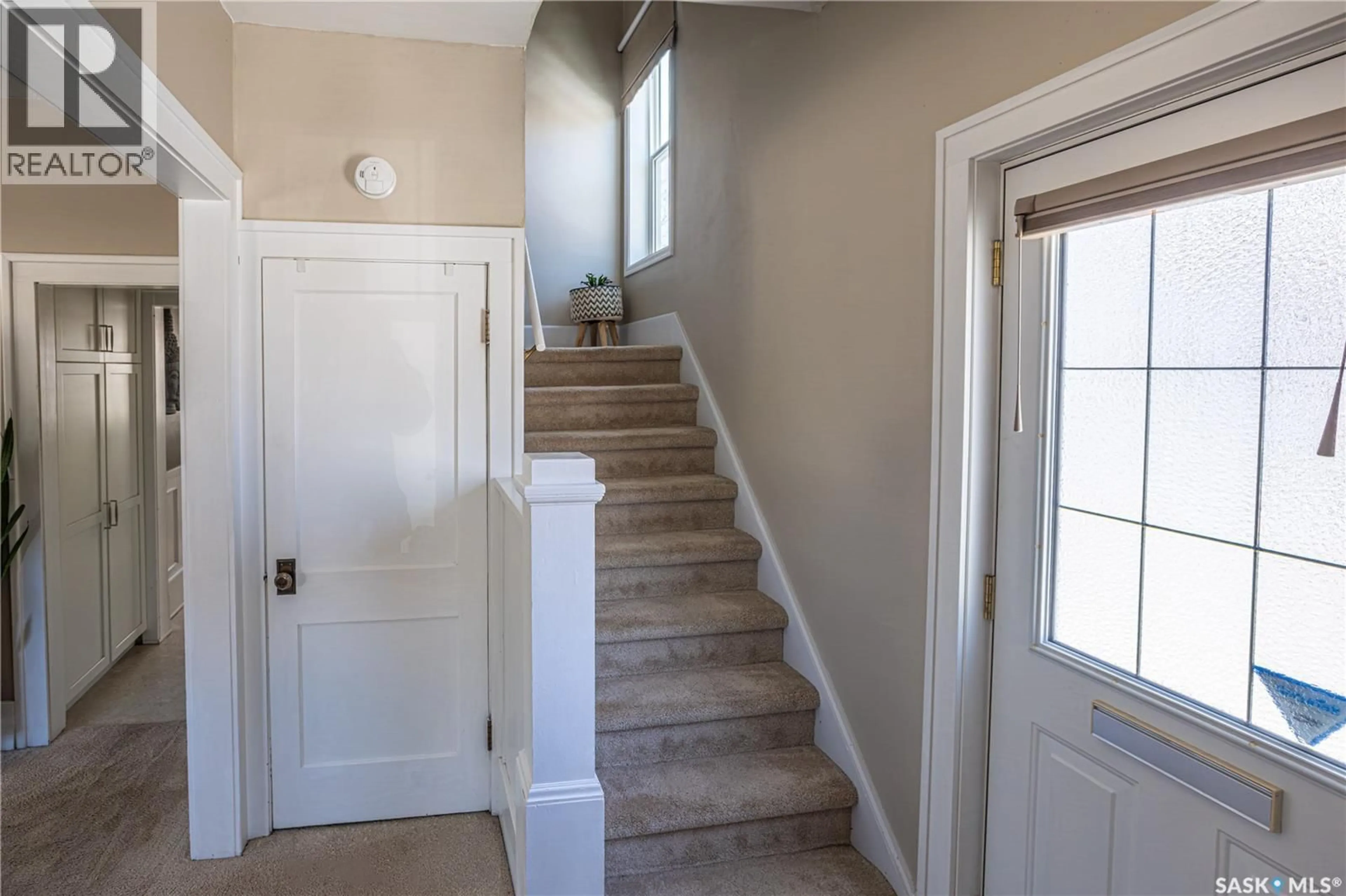 Indoor entryway for 201 ATHABASCA STREET, Moose Jaw Saskatchewan S6H2B8