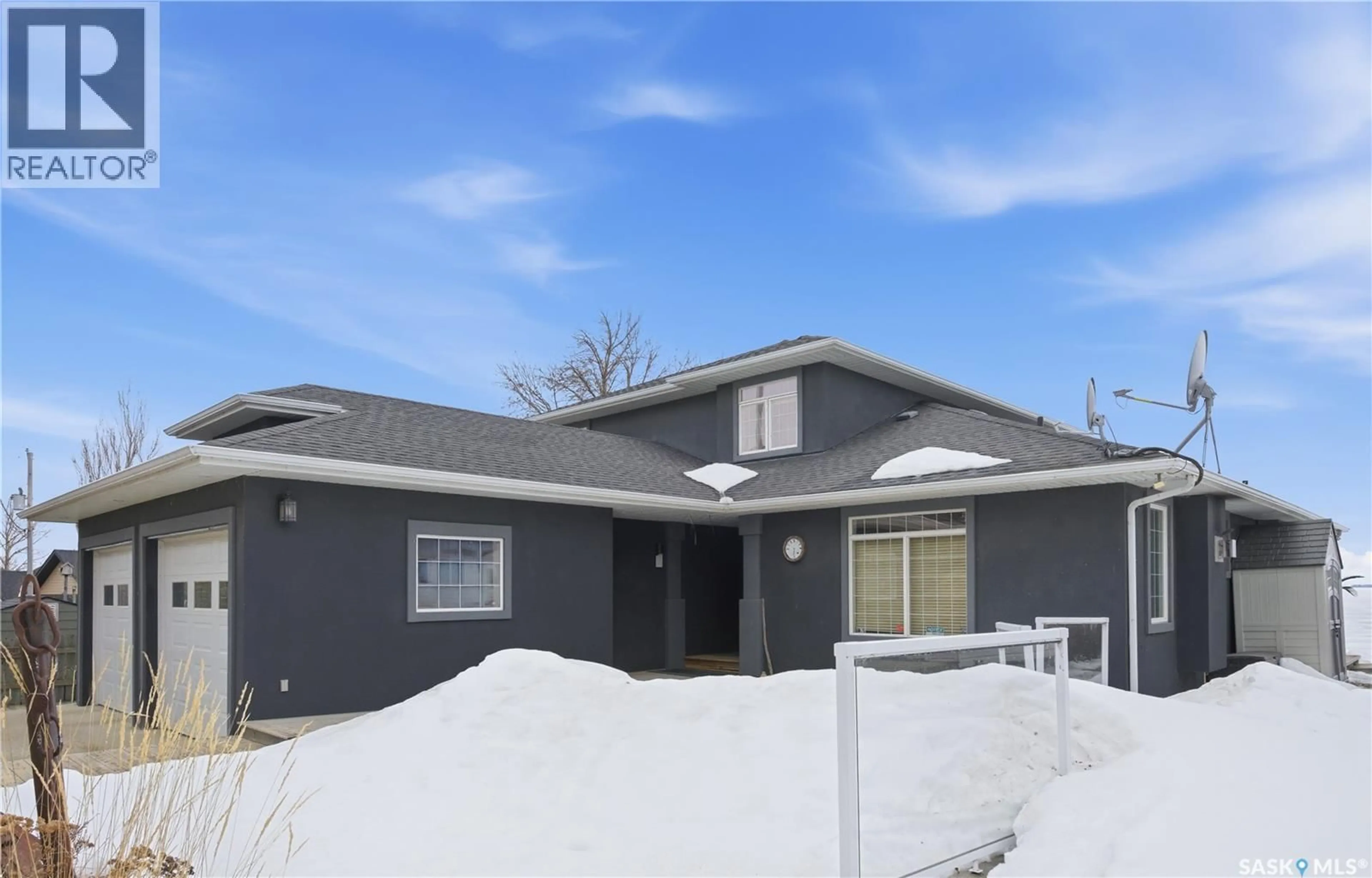 Home with vinyl exterior material, street for 2 LAKEVIEW DRIVE, Meota Rm No.468 Saskatchewan S0M1X0