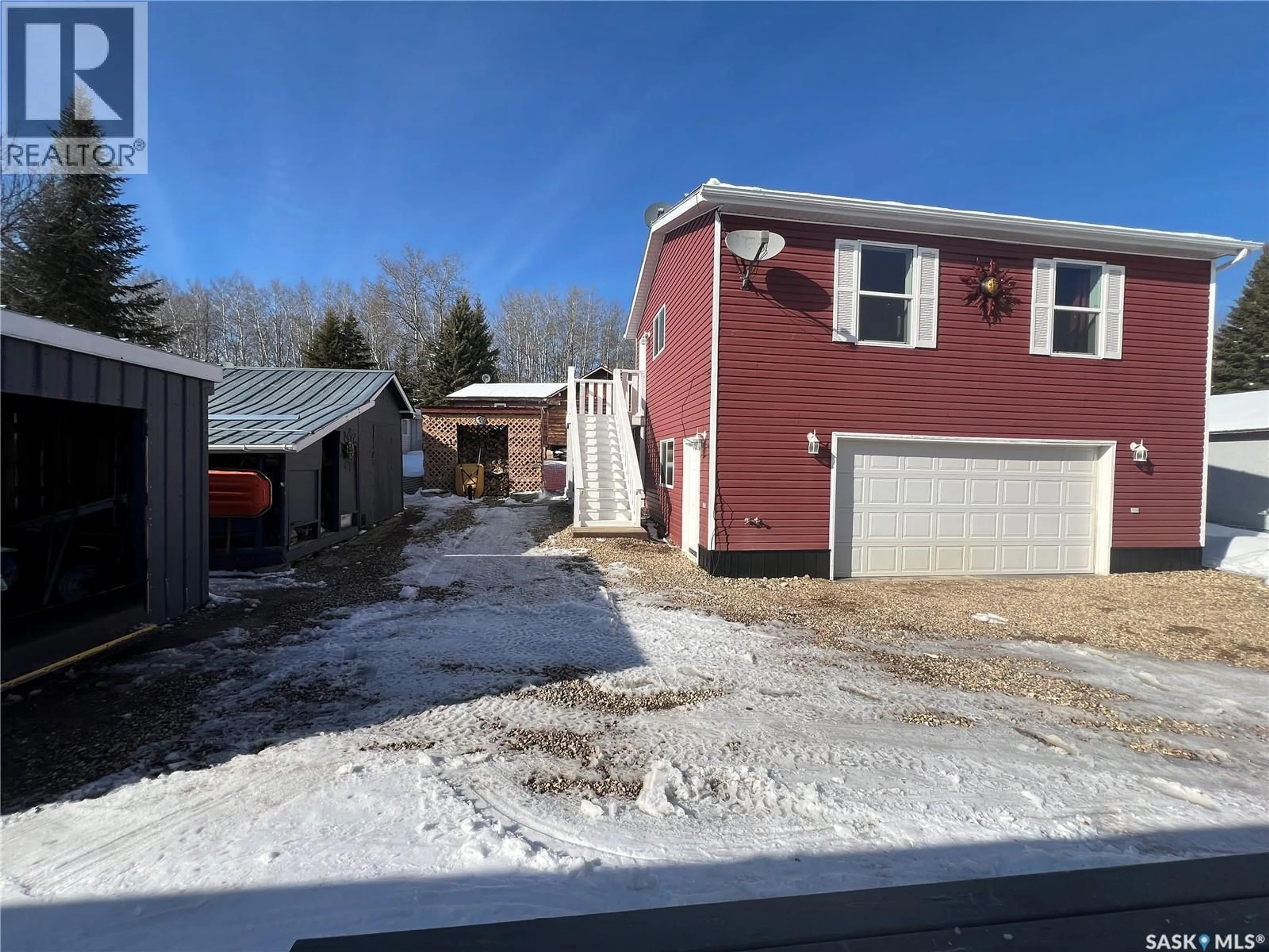 A pic from outside/outdoor area/front of a property/back of a property/a pic from drone, street for 113 POPLAR CRESCENT, Hudson Bay Rm No. 394 Saskatchewan S0E0Y0