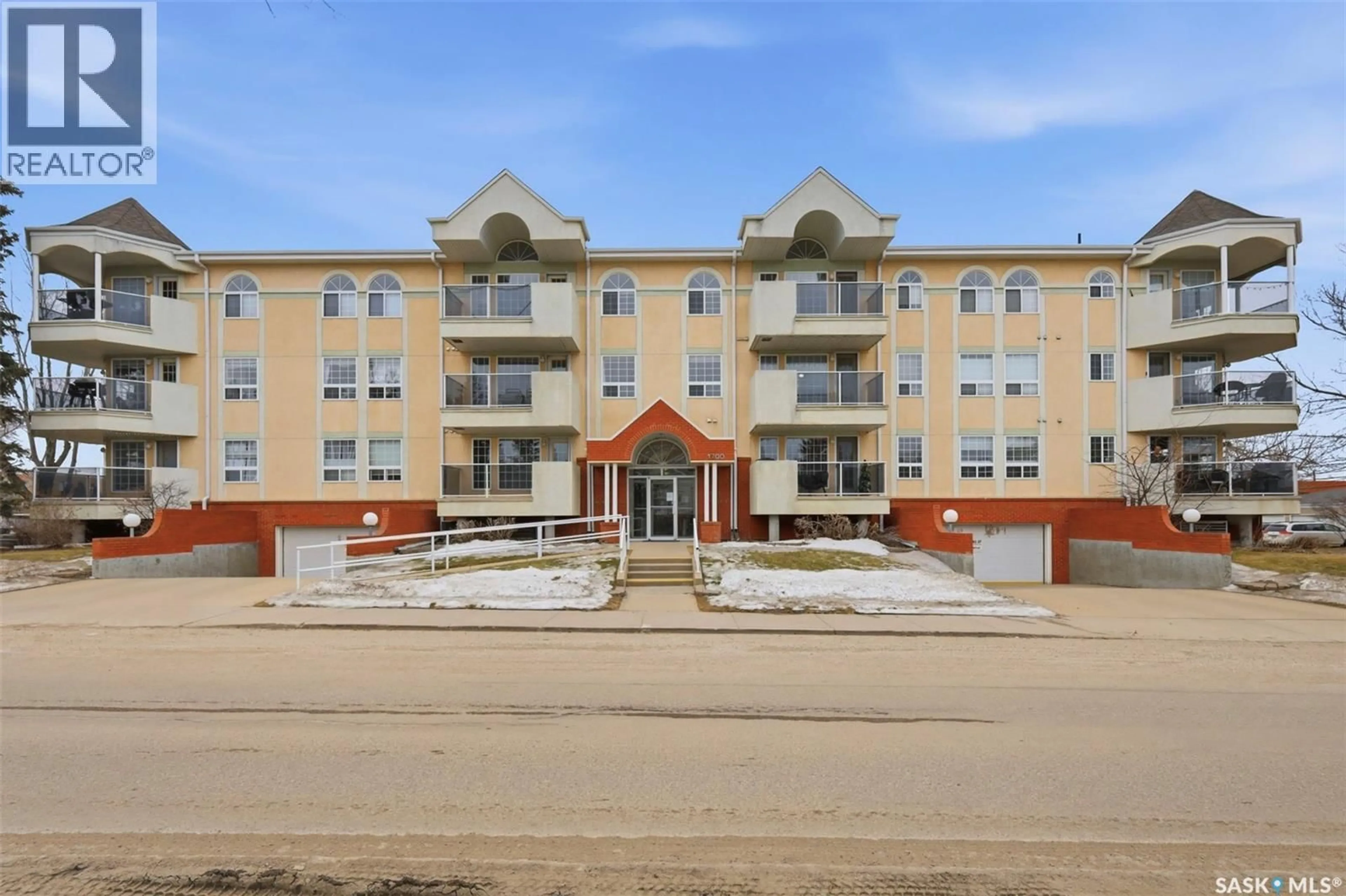 Patio, building for 208 - 1700 MAIN STREET, Saskatoon Saskatchewan S7H5S1