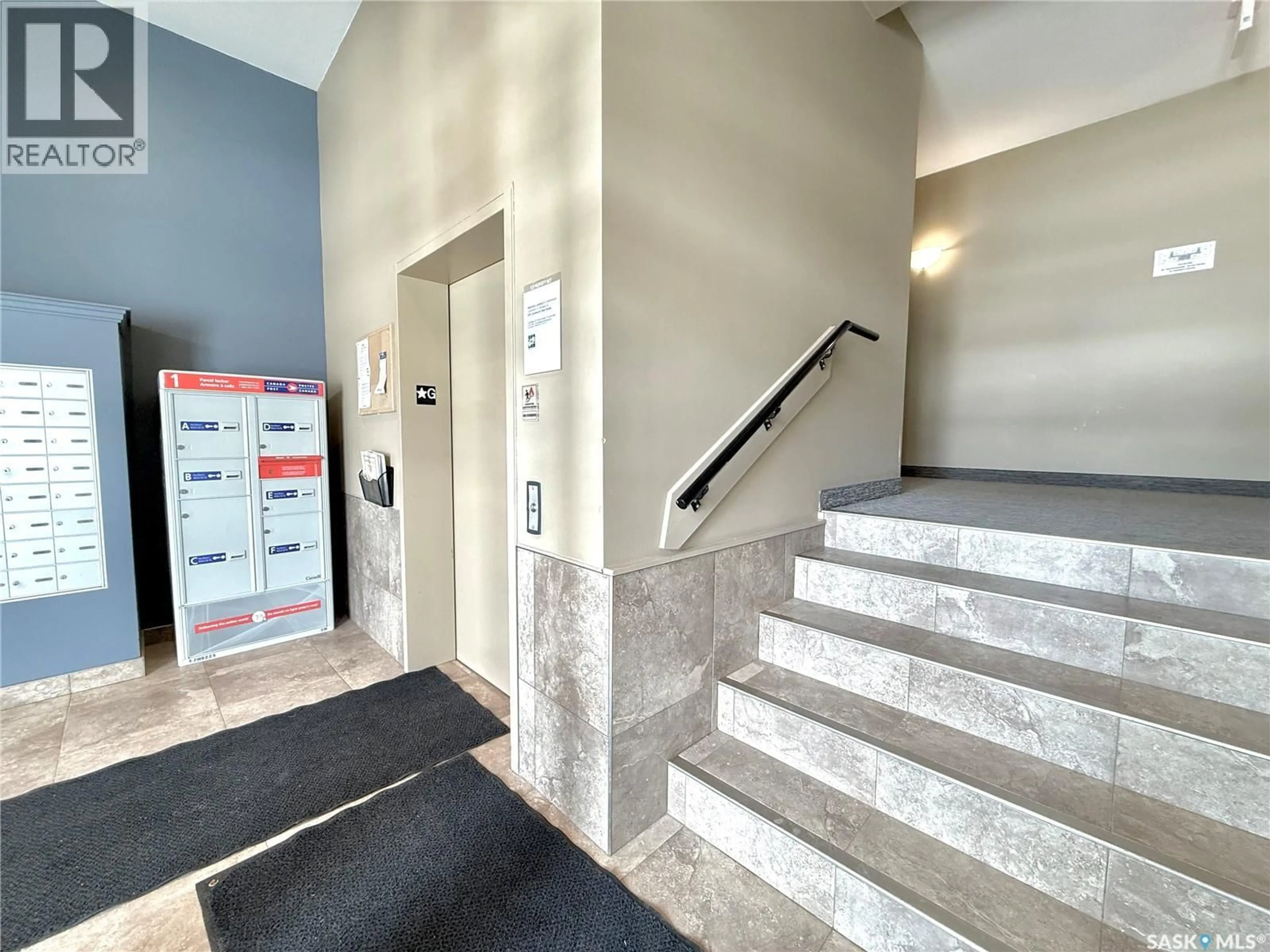 Indoor foyer for 202 HART ROAD, Saskatoon Saskatchewan S7M4P4