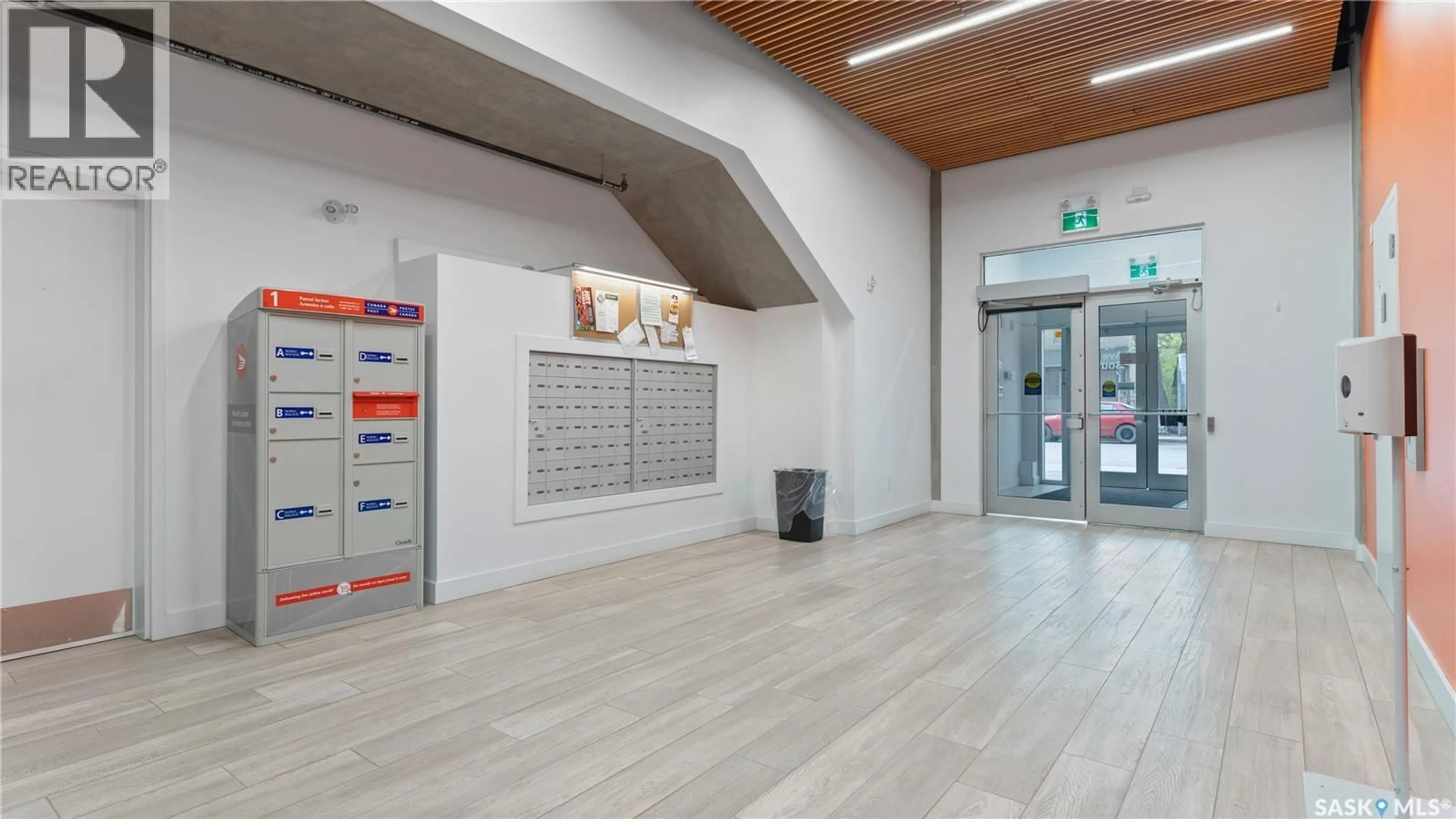 Indoor foyer for S - 225 404 C AVENUE, Saskatoon Saskatchewan S7M5M9