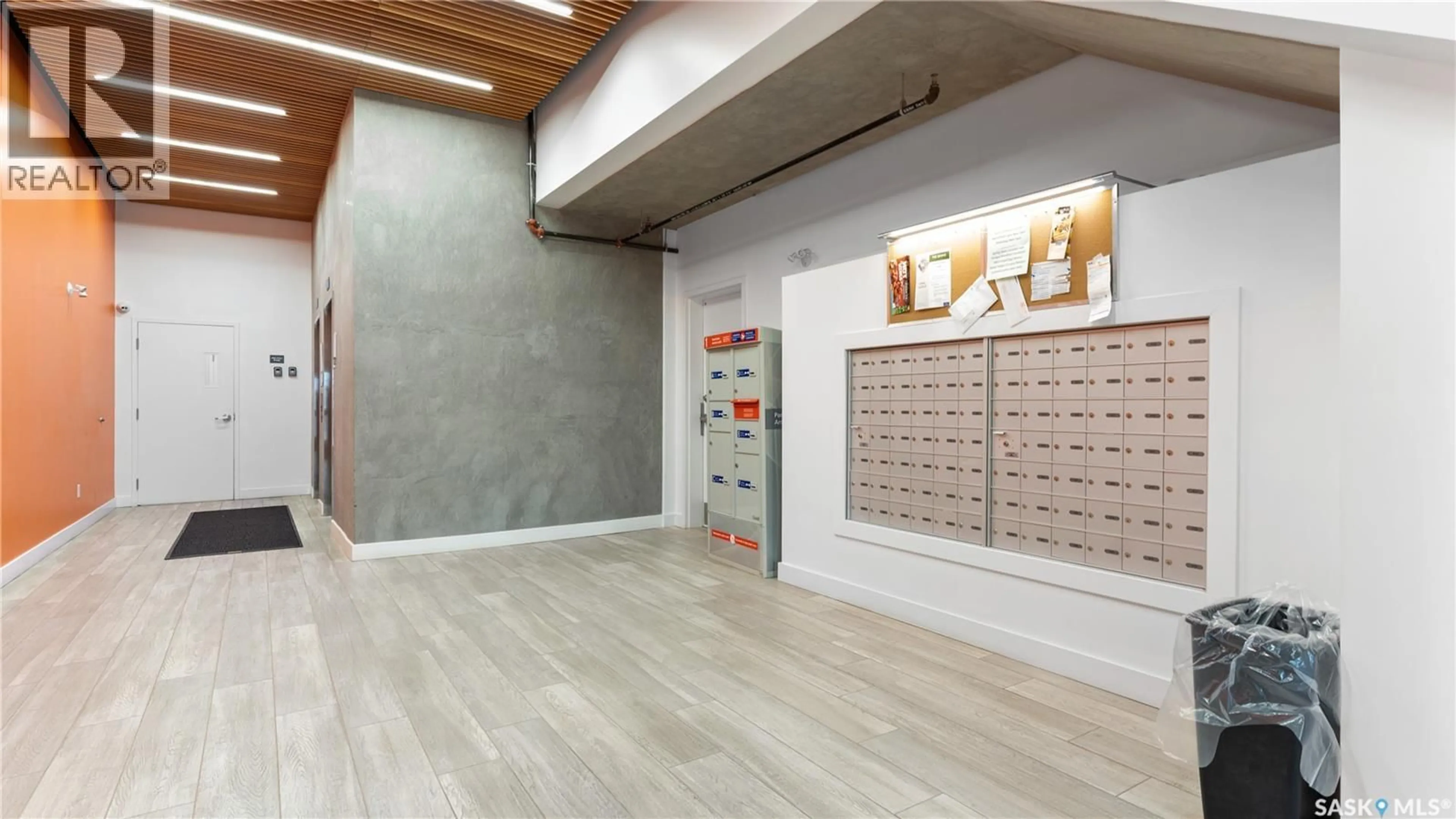 Indoor foyer for S - 225 404 C AVENUE, Saskatoon Saskatchewan S7M5M9