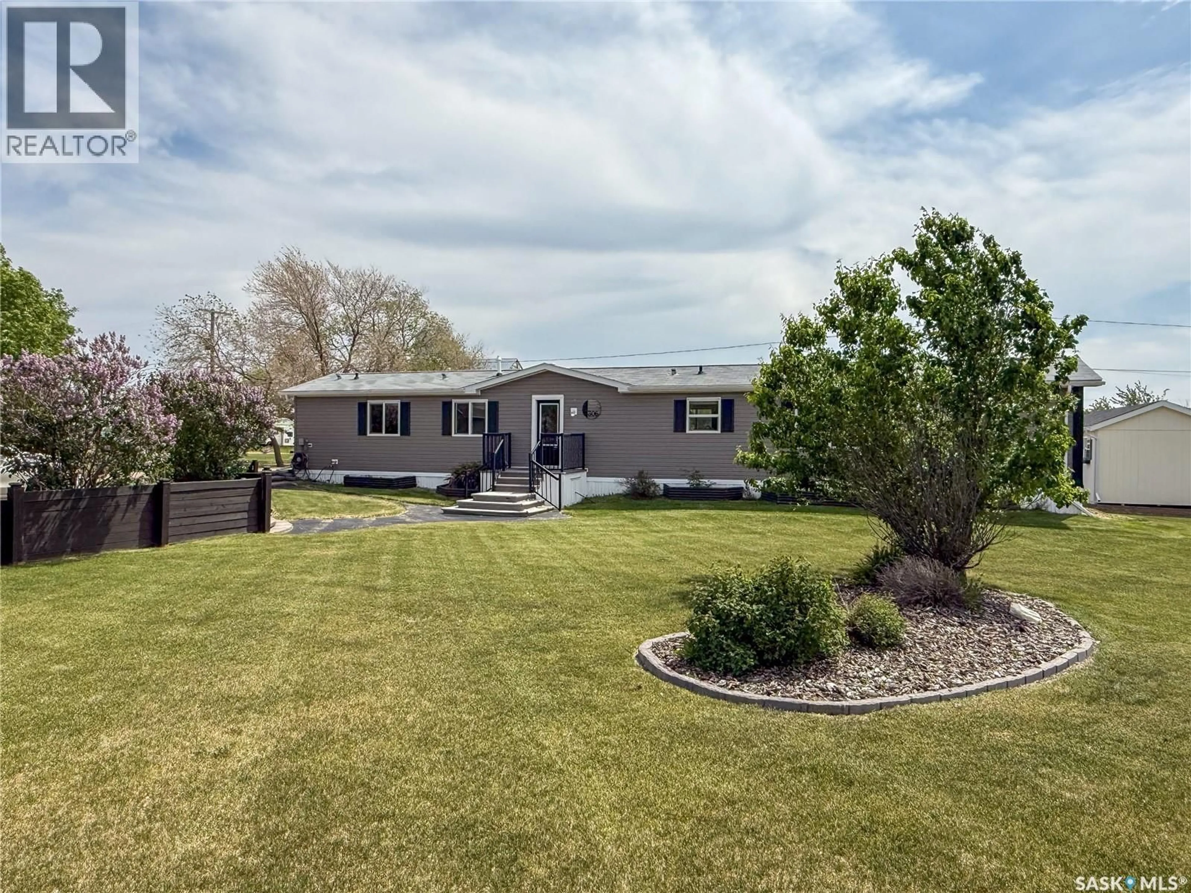 A pic from outside/outdoor area/front of a property/back of a property/a pic from drone, unknown for 306 2ND AVENUE, Climax Saskatchewan S0N0A7