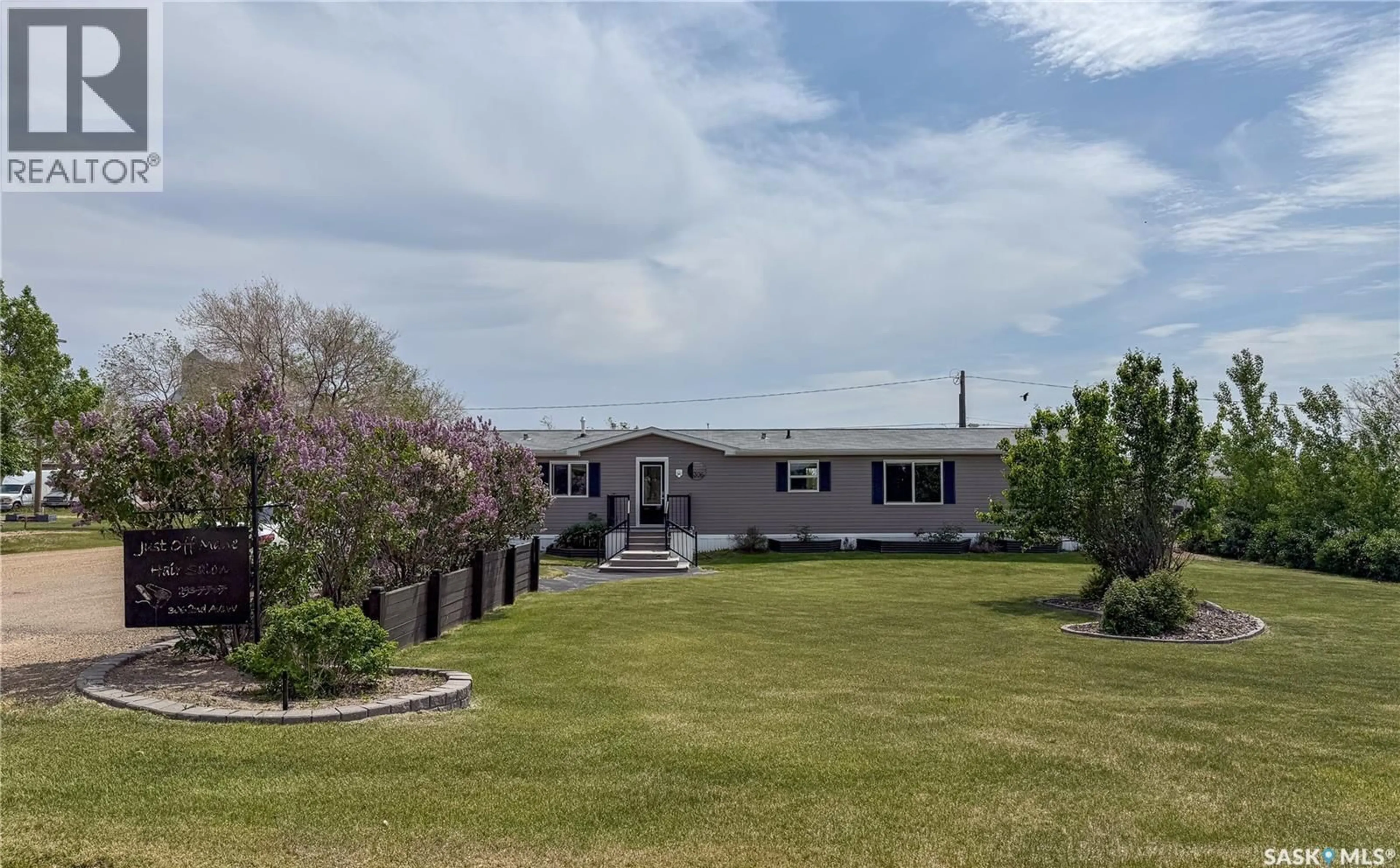 A pic from outside/outdoor area/front of a property/back of a property/a pic from drone, unknown for 306 2ND AVENUE, Climax Saskatchewan S0N0A7