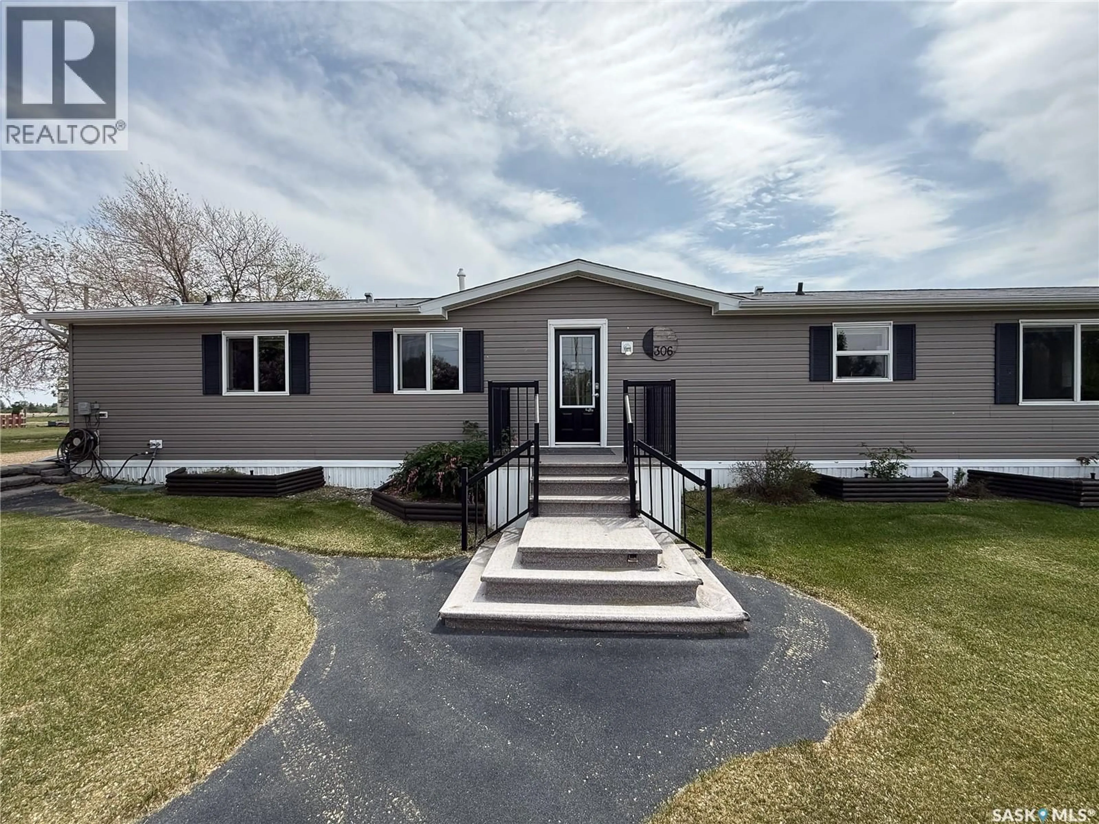 Home with vinyl exterior material, street for 306 2ND AVENUE, Climax Saskatchewan S0N0A7