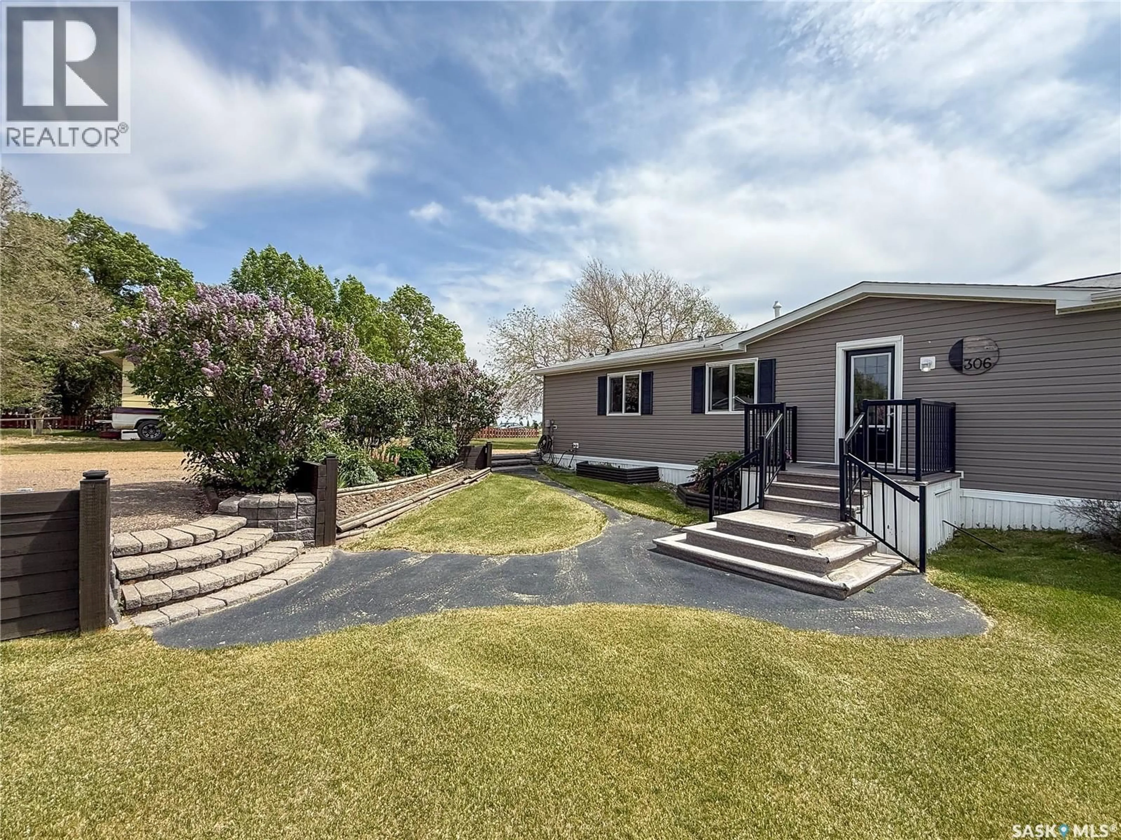 A pic from outside/outdoor area/front of a property/back of a property/a pic from drone, unknown for 306 2ND AVENUE, Climax Saskatchewan S0N0A7