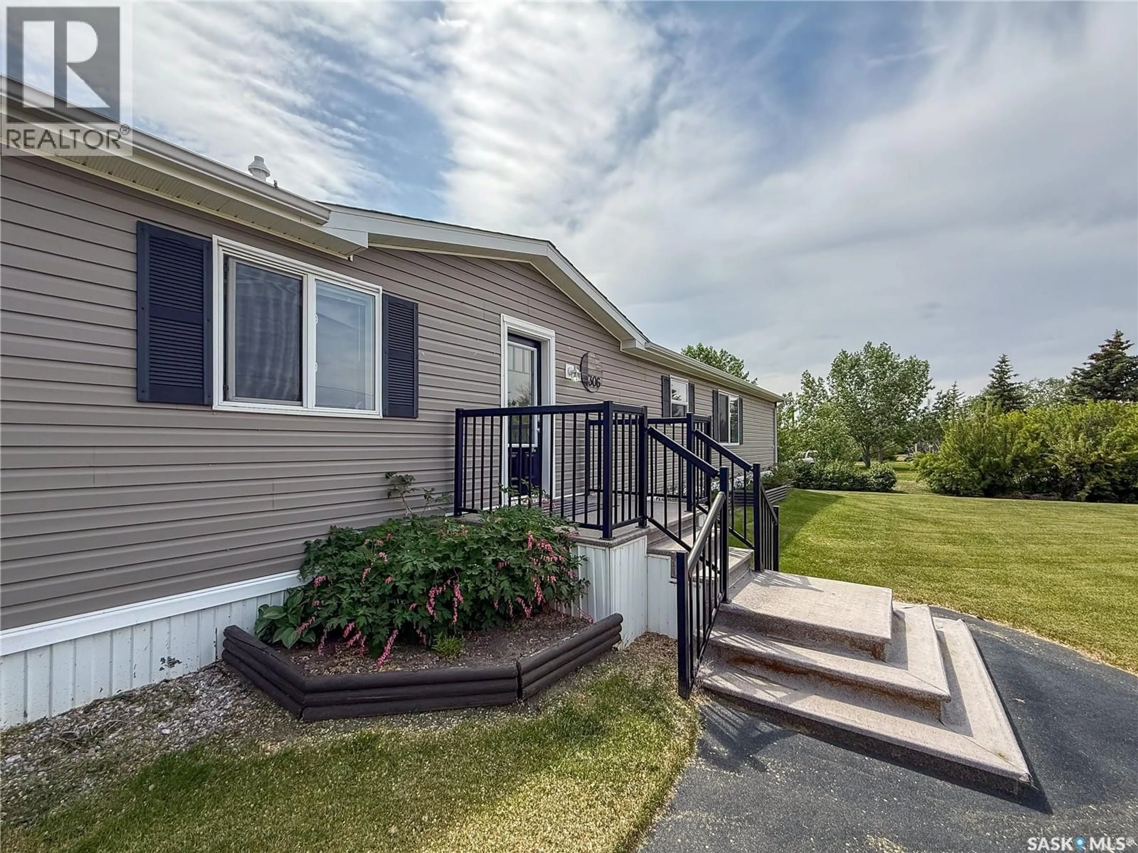 Home with vinyl exterior material, water/lake/river/ocean view for 306 2ND AVENUE, Climax Saskatchewan S0N0A7