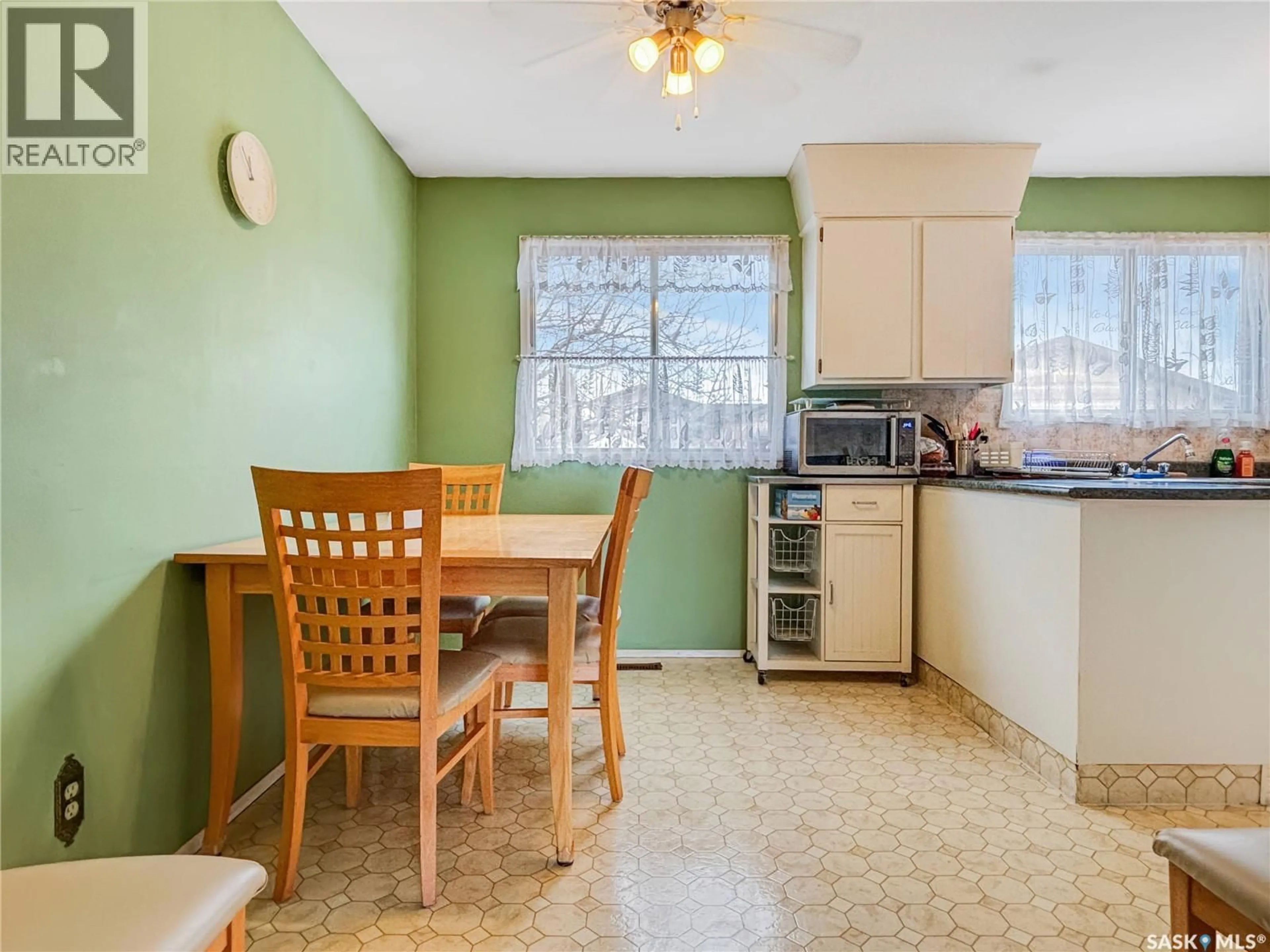 Standard kitchen, unknown for 3946 DIEFENBAKER DRIVE, Saskatoon Saskatchewan S7L6C6