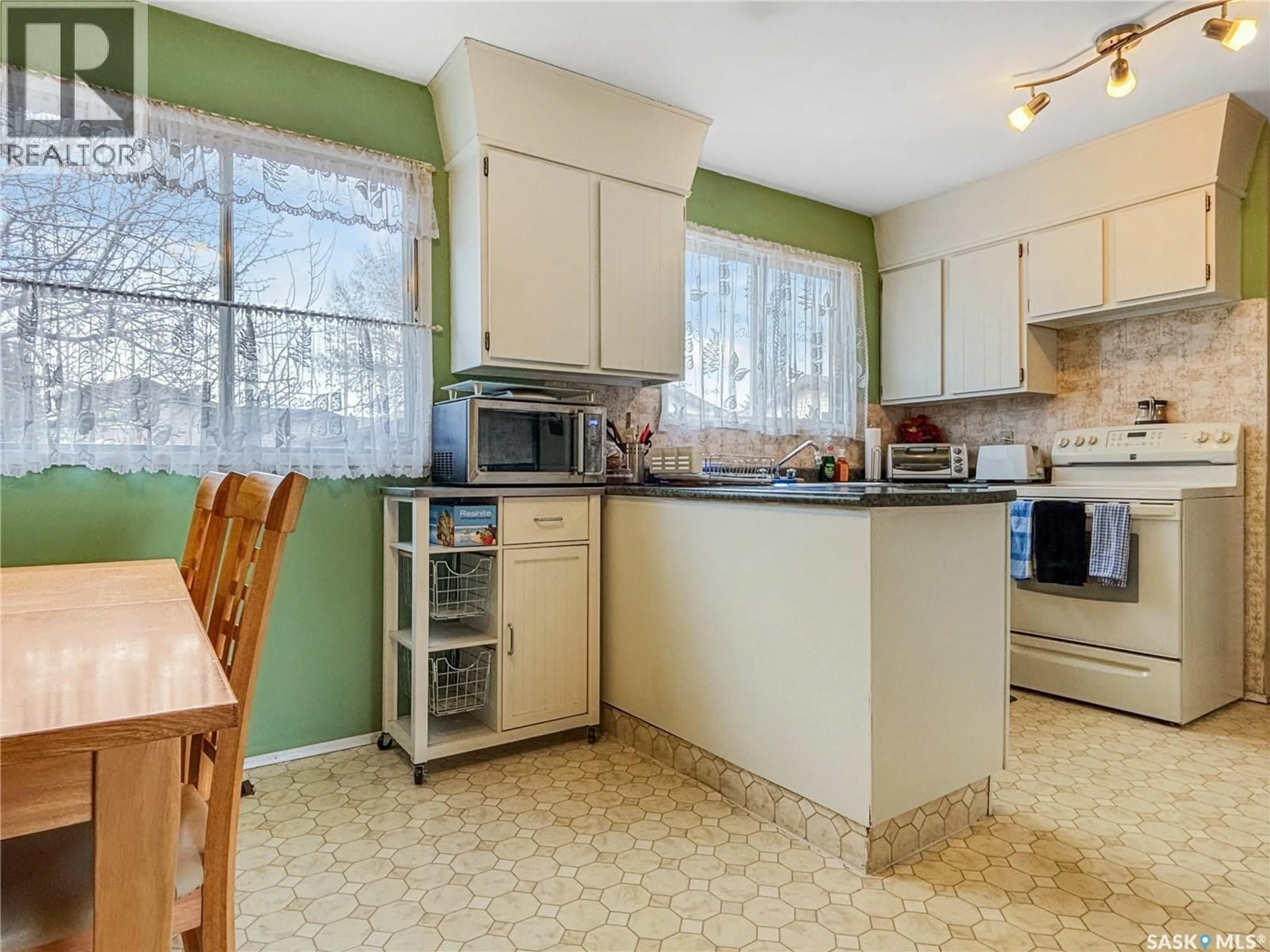 Standard kitchen, unknown for 3946 DIEFENBAKER DRIVE, Saskatoon Saskatchewan S7L6C6