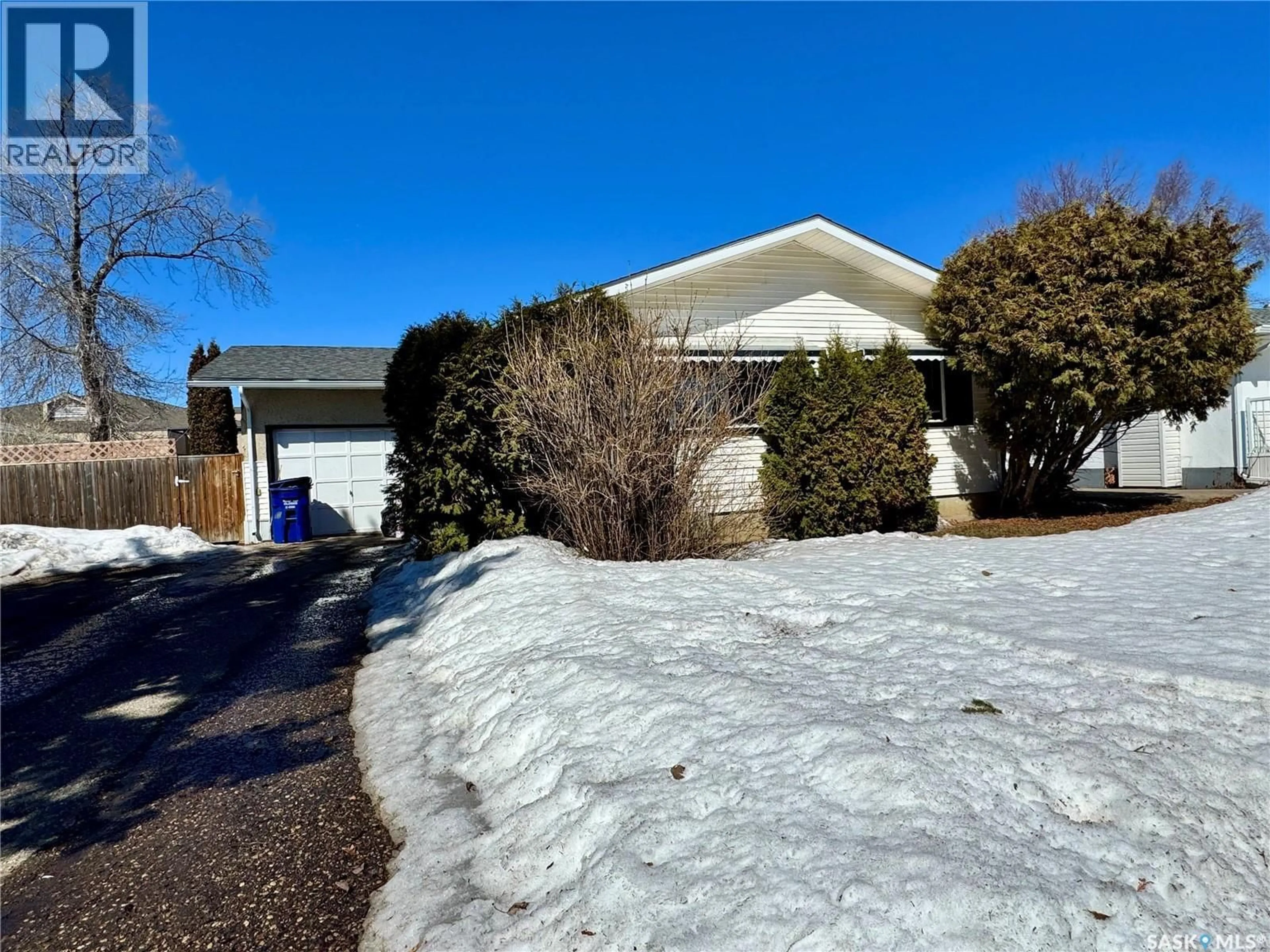 A pic from outside/outdoor area/front of a property/back of a property/a pic from drone, street for 586 LAURIER DRIVE, Prince Albert Saskatchewan S6V5M3