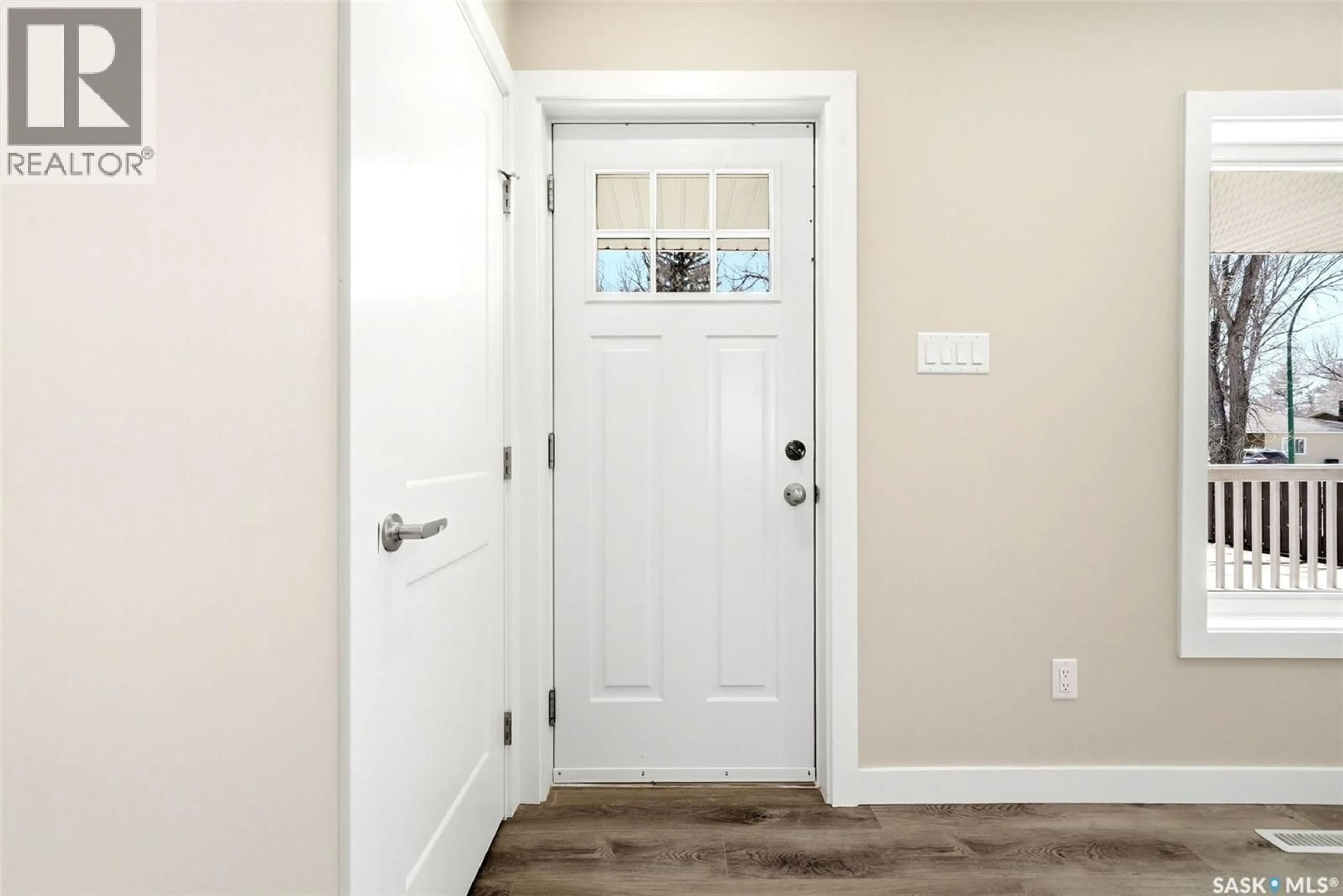 Indoor entryway for 3720 ALLEN AVENUE, Regina Saskatchewan S4S1A2