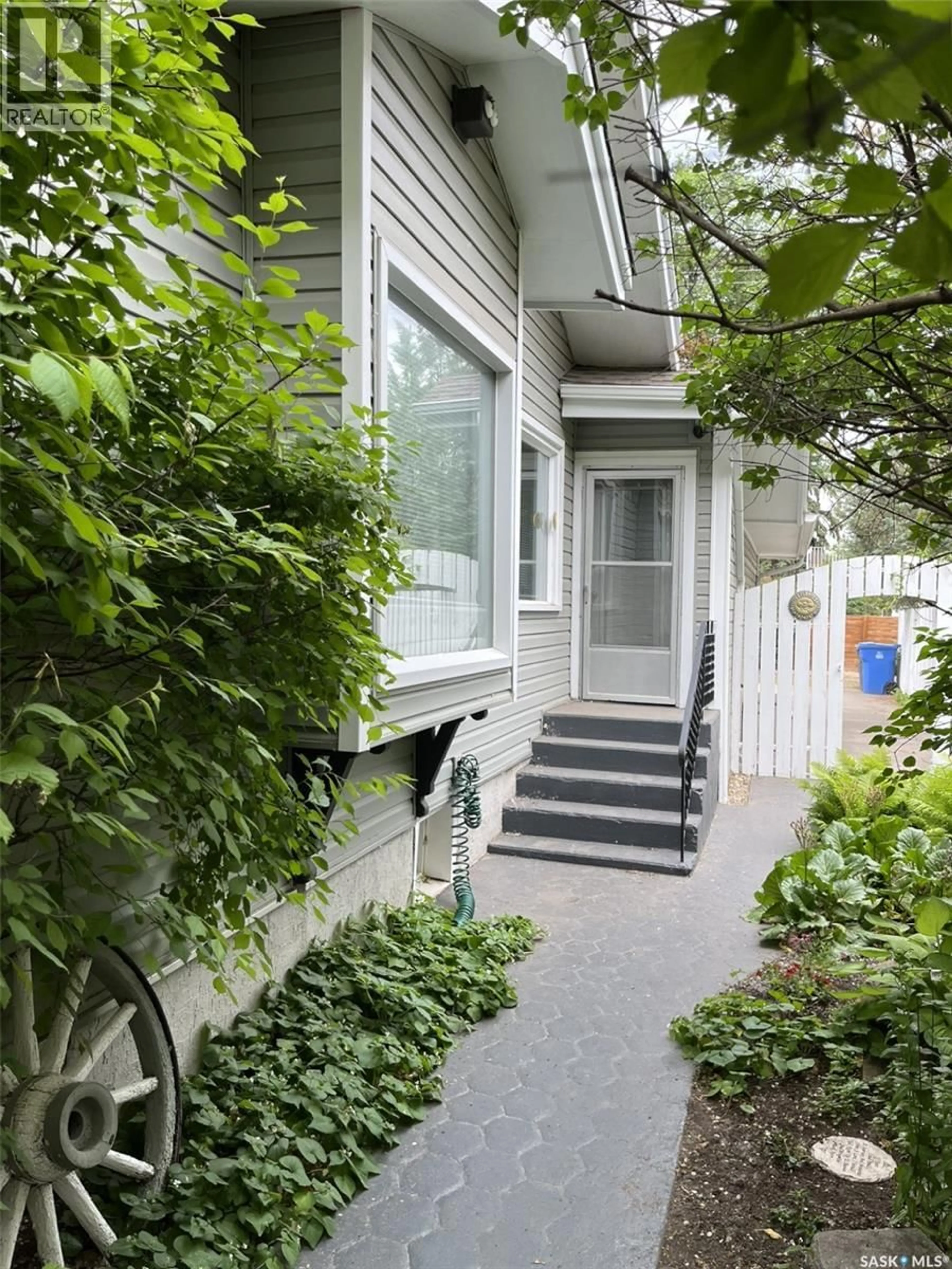 Indoor entryway for 1433 2ND STREET, Estevan Saskatchewan S4A0M5