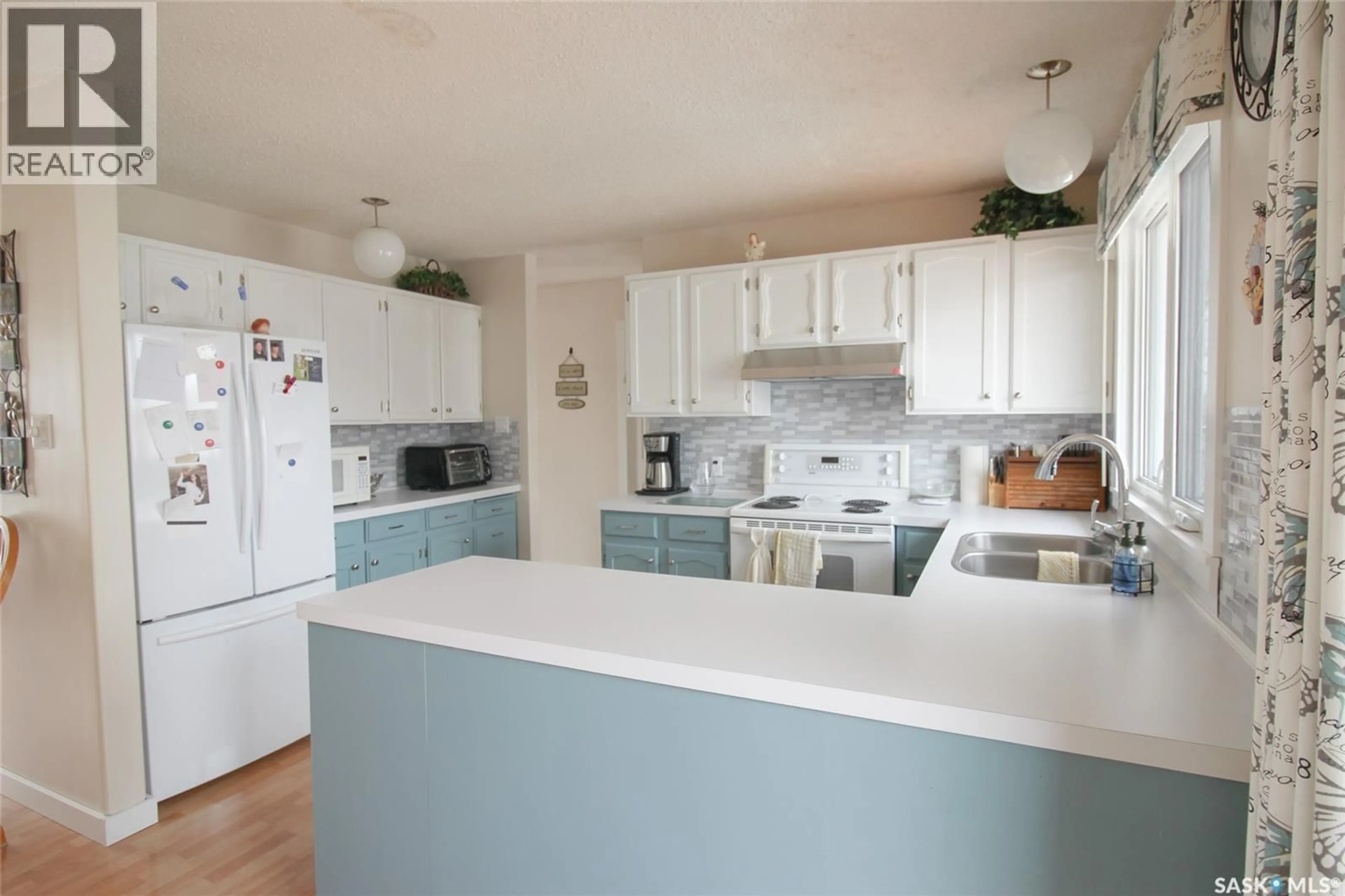 Open concept kitchen, unknown for 612 9TH STREET, Shaunavon Saskatchewan S0N2M0