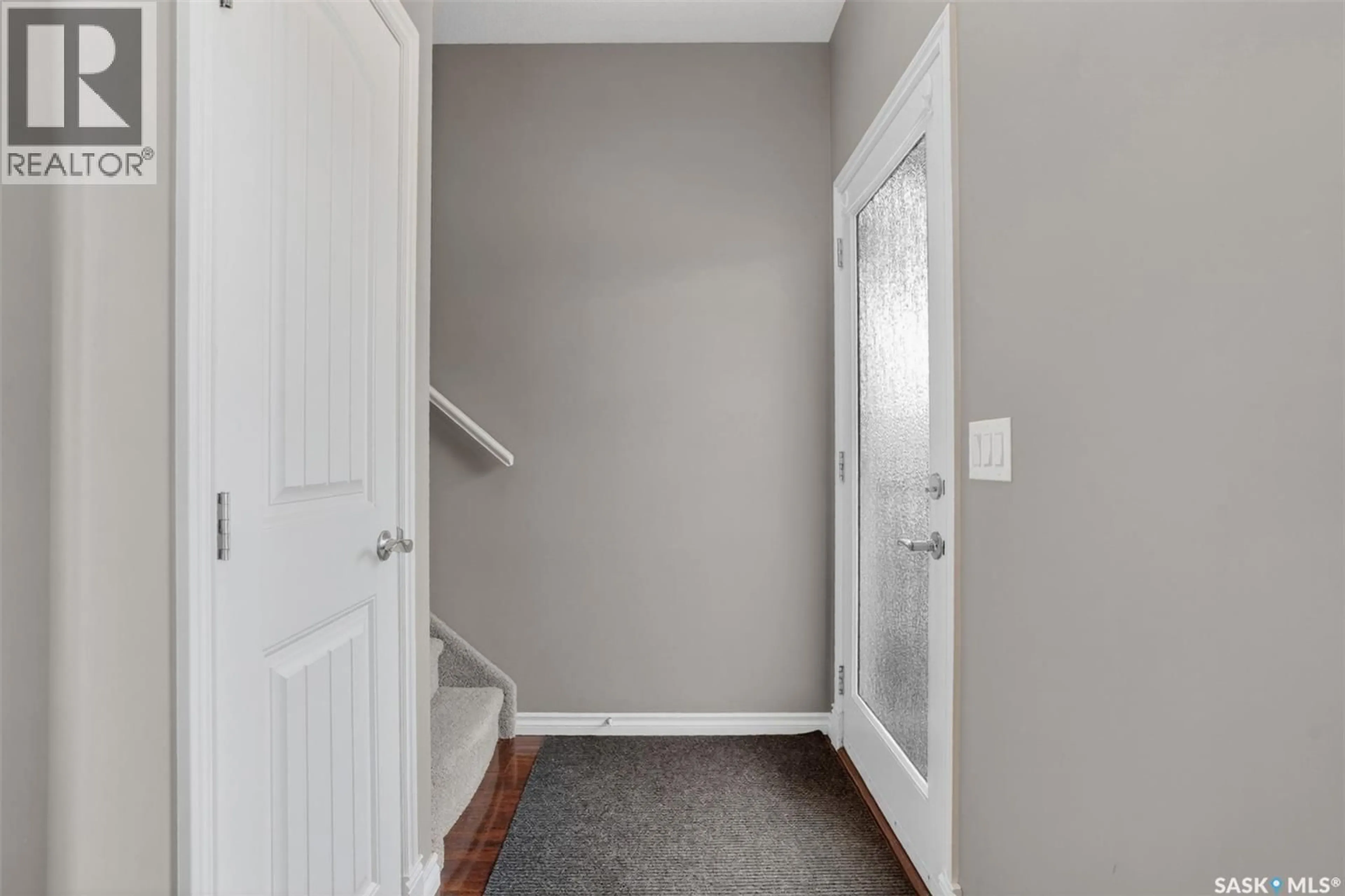 Indoor entryway for 1036 WILLOWGROVE CRESCENT, Saskatoon Saskatchewan S7W0H7