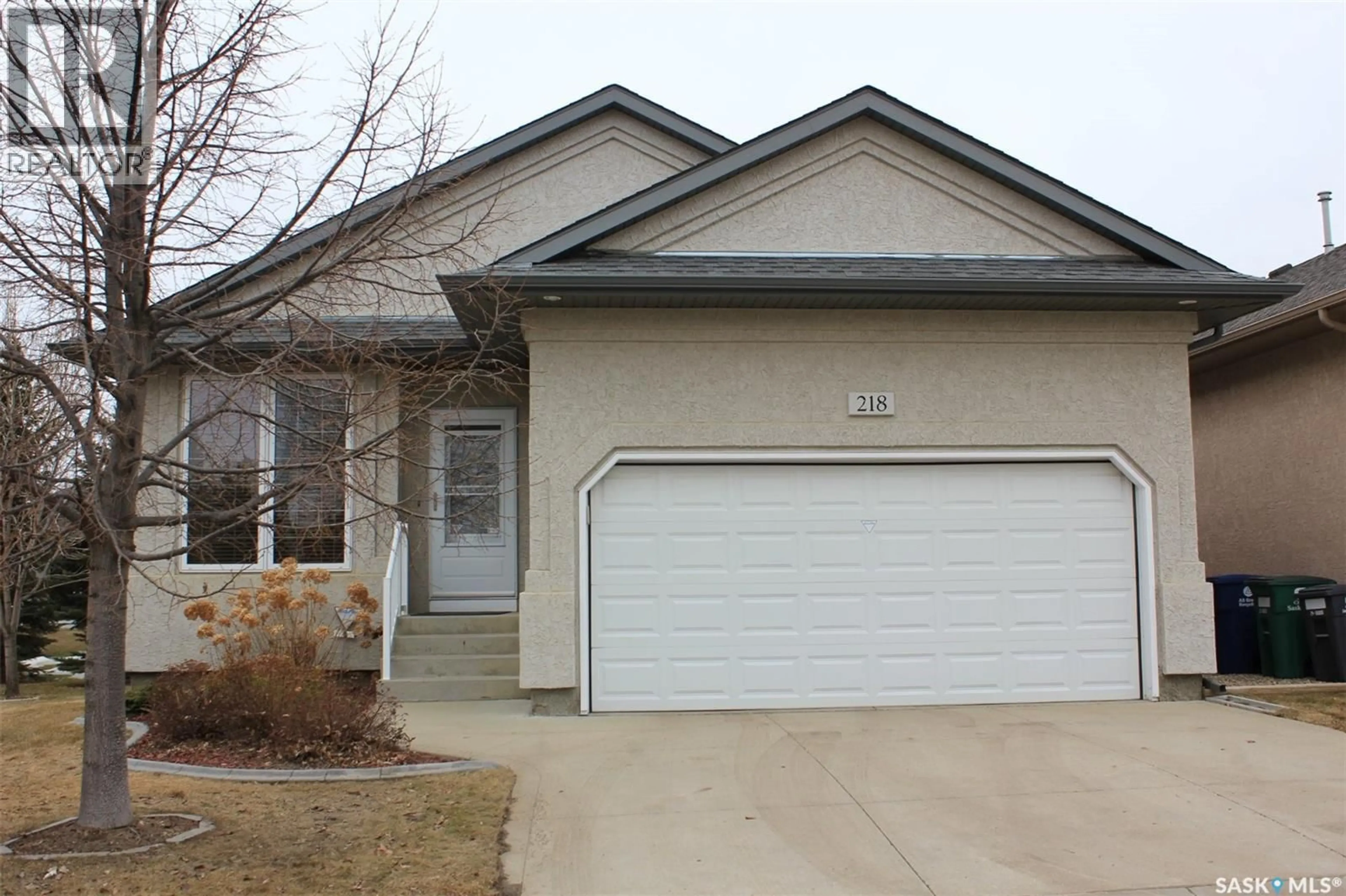 Home with vinyl exterior material, street for 802 - 218 HERITAGE CRESCENT, Saskatoon Saskatchewan S7H5T3