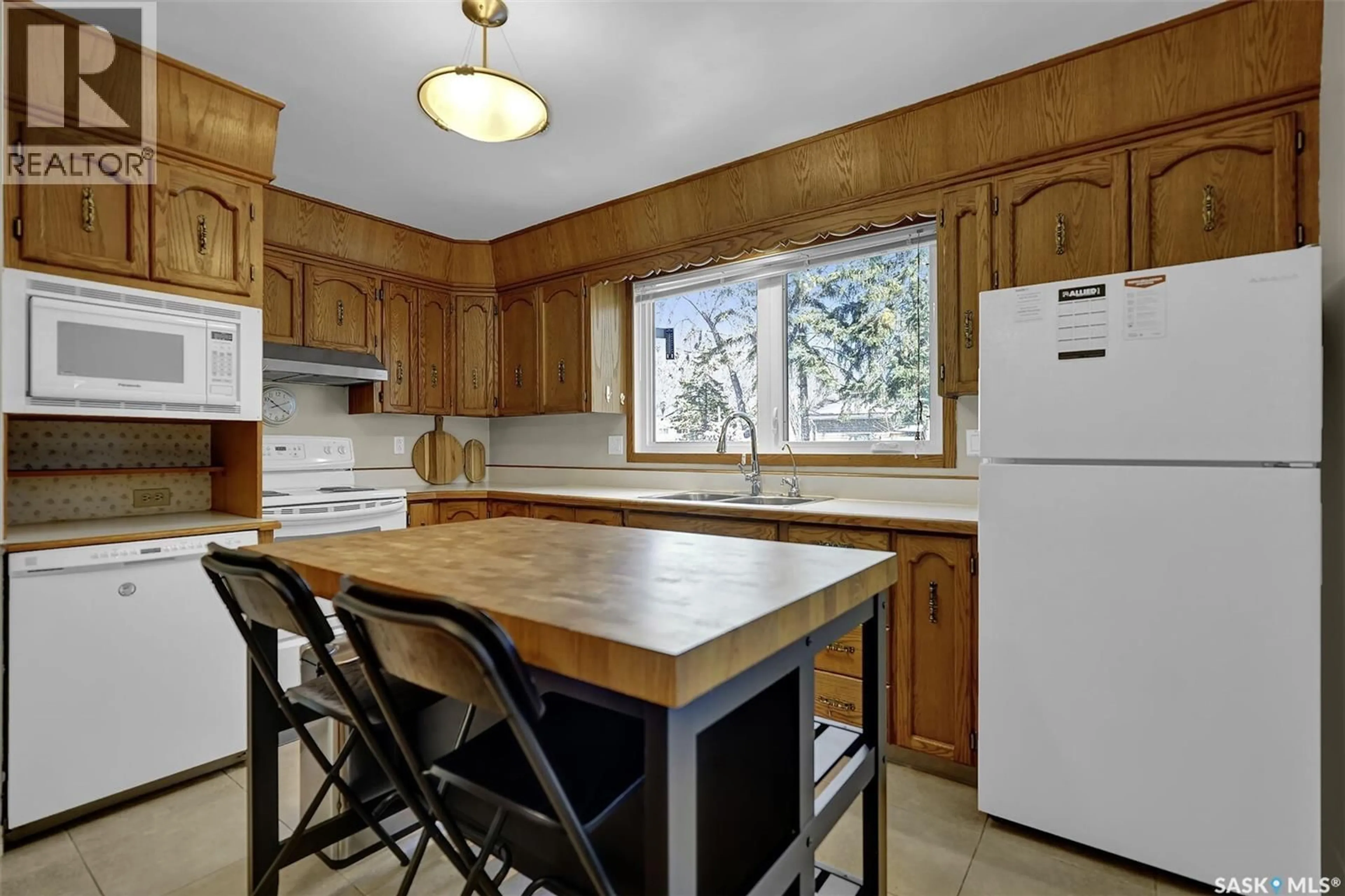 Standard kitchen, unknown for 1 CULLITON CRESCENT, Regina Saskatchewan S4S4J5