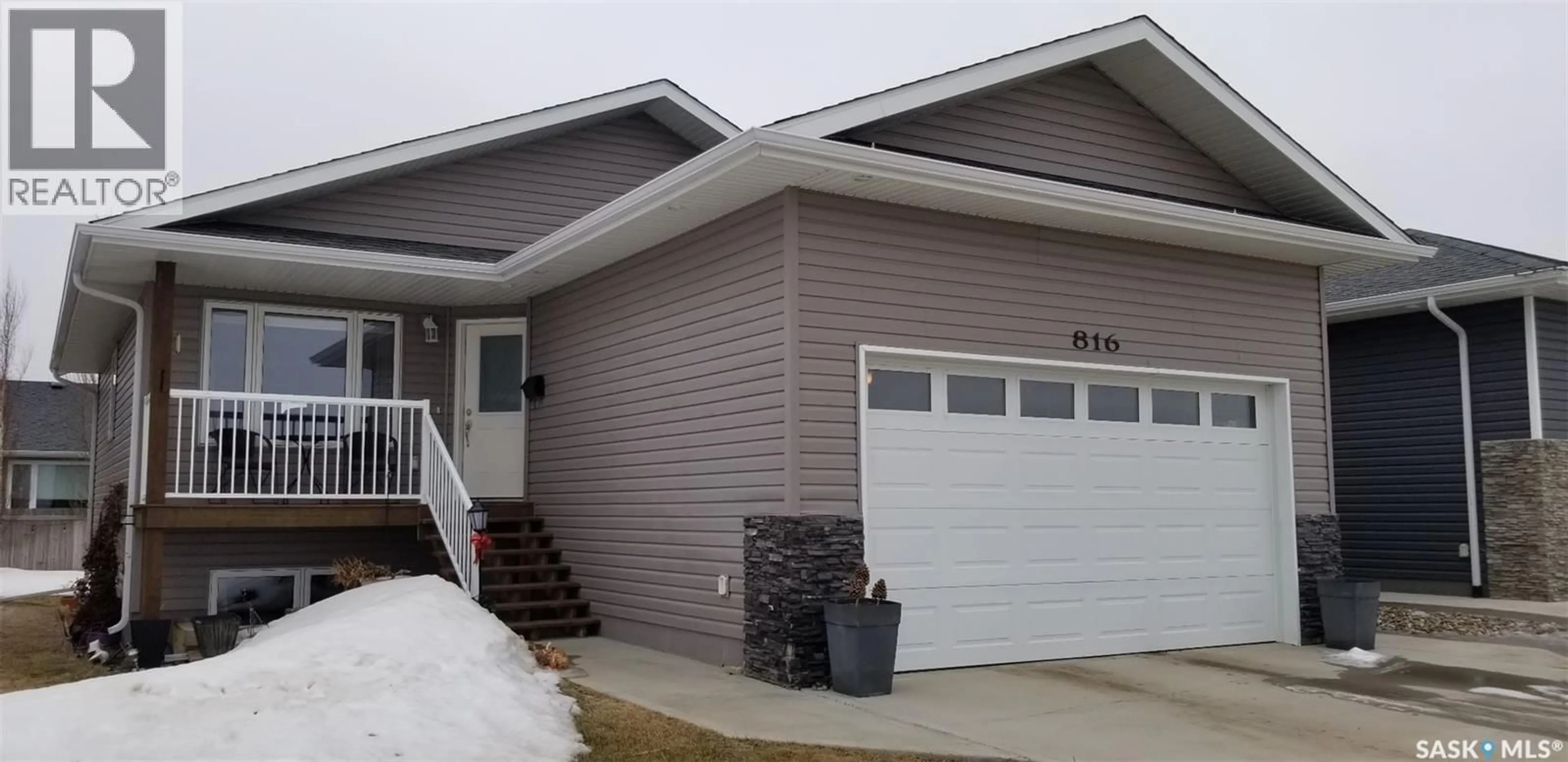 Home with vinyl exterior material, street for 816 BATTLEFORD TRAIL, Swift Current Saskatchewan S9H5R1
