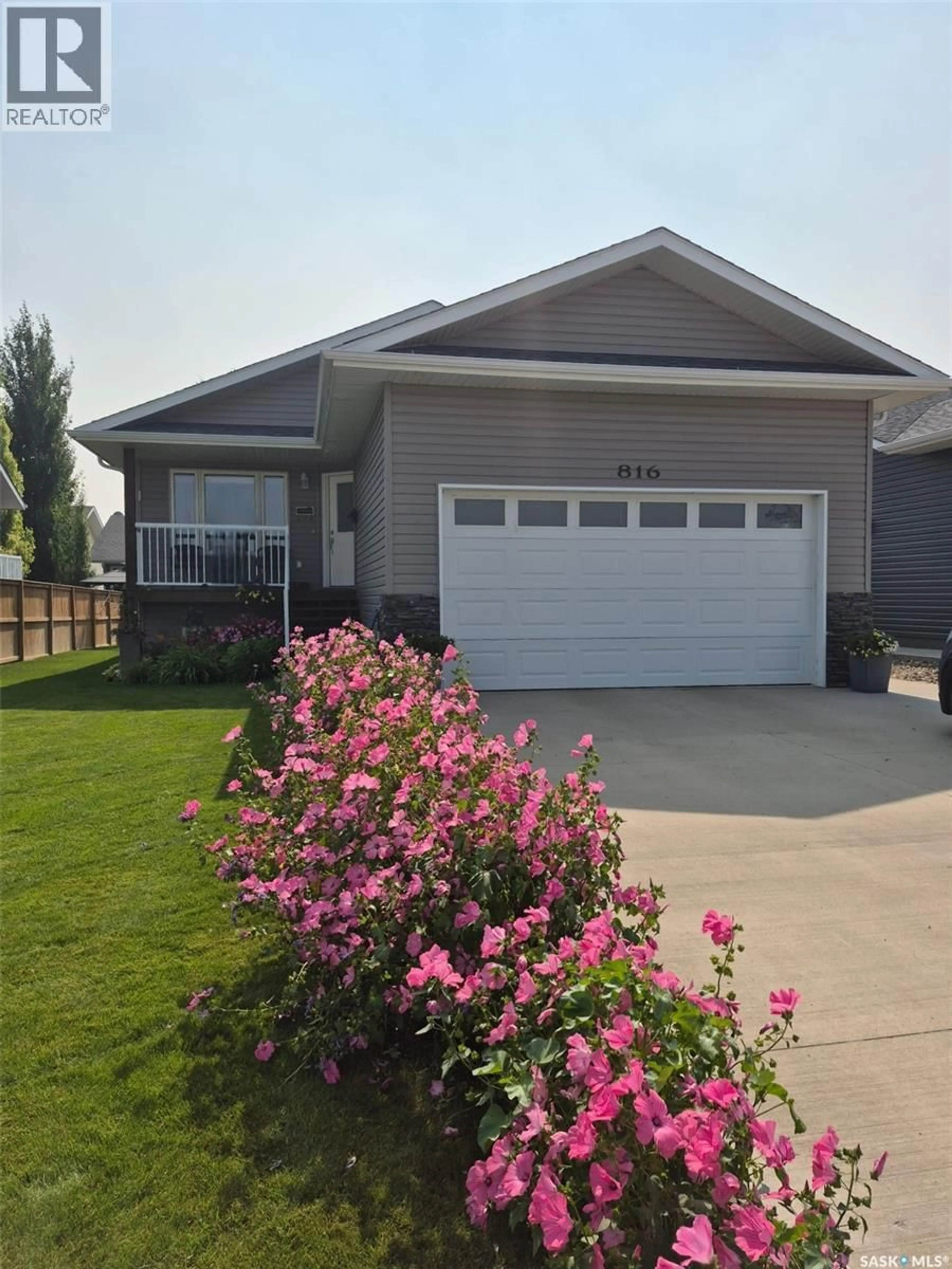 Home with vinyl exterior material, street for 816 BATTLEFORD TRAIL, Swift Current Saskatchewan S9H5R1