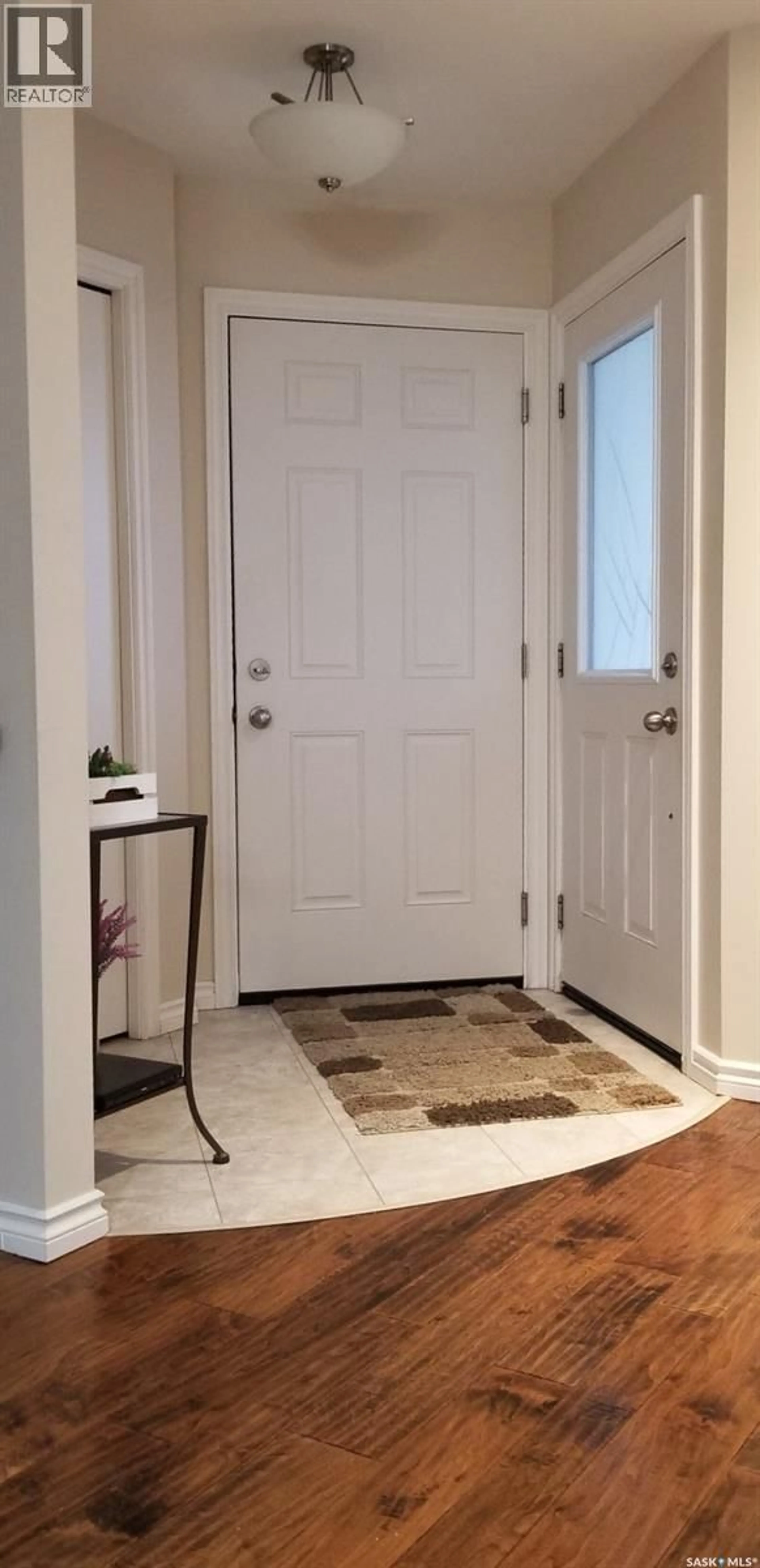 Indoor entryway for 816 BATTLEFORD TRAIL, Swift Current Saskatchewan S9H5R1