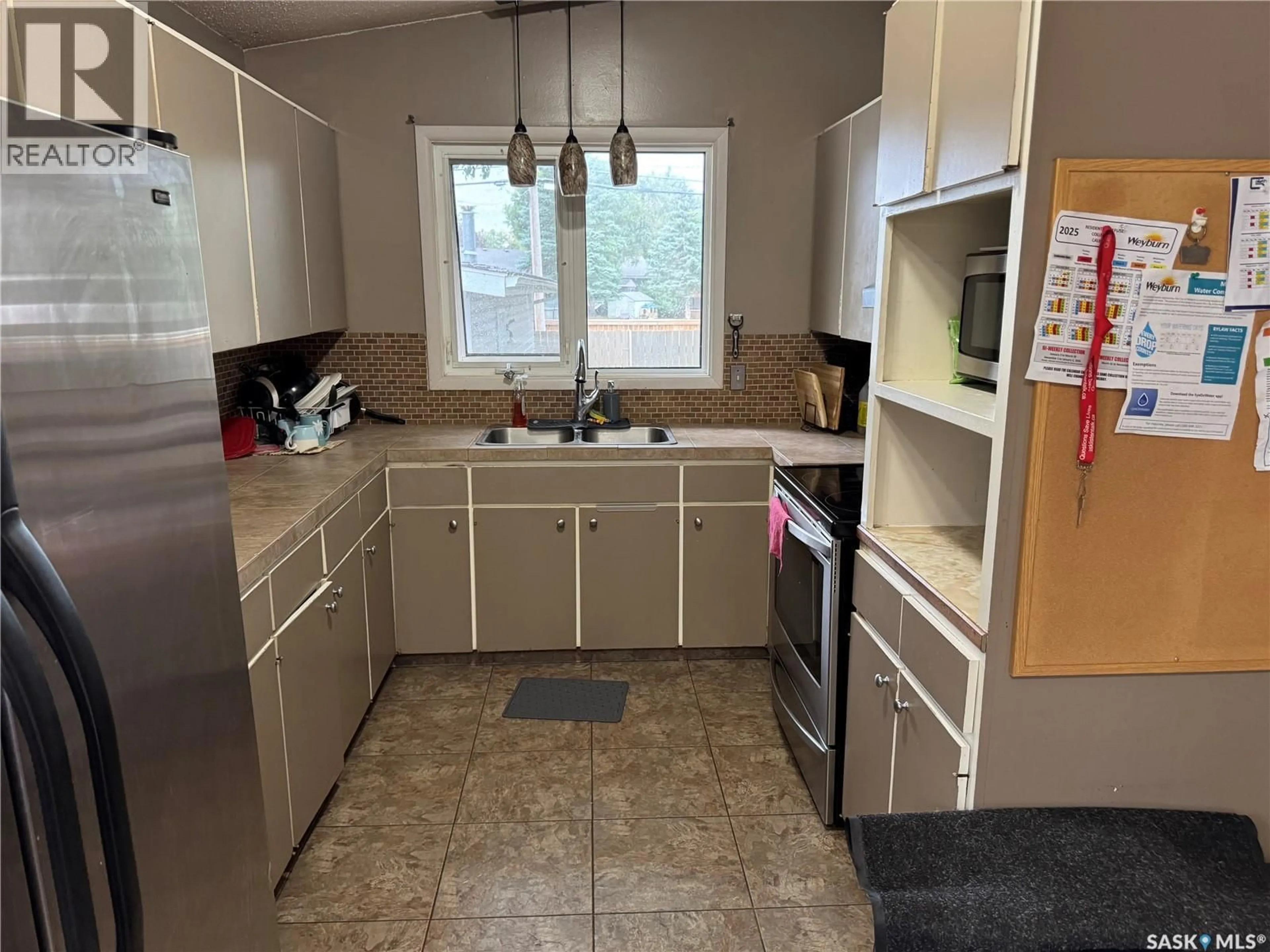 Standard kitchen, unknown for 545 5TH STREET, Weyburn Saskatchewan S4H0Z9