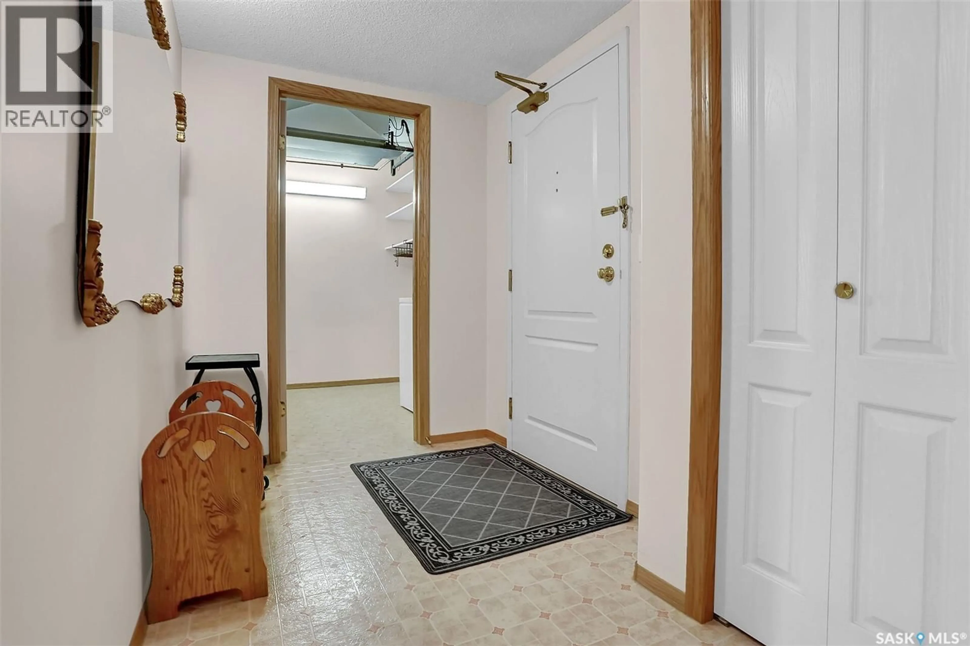 Indoor entryway for 310 2050 COLLEGE AVENUE, Regina Saskatchewan S4P4M3