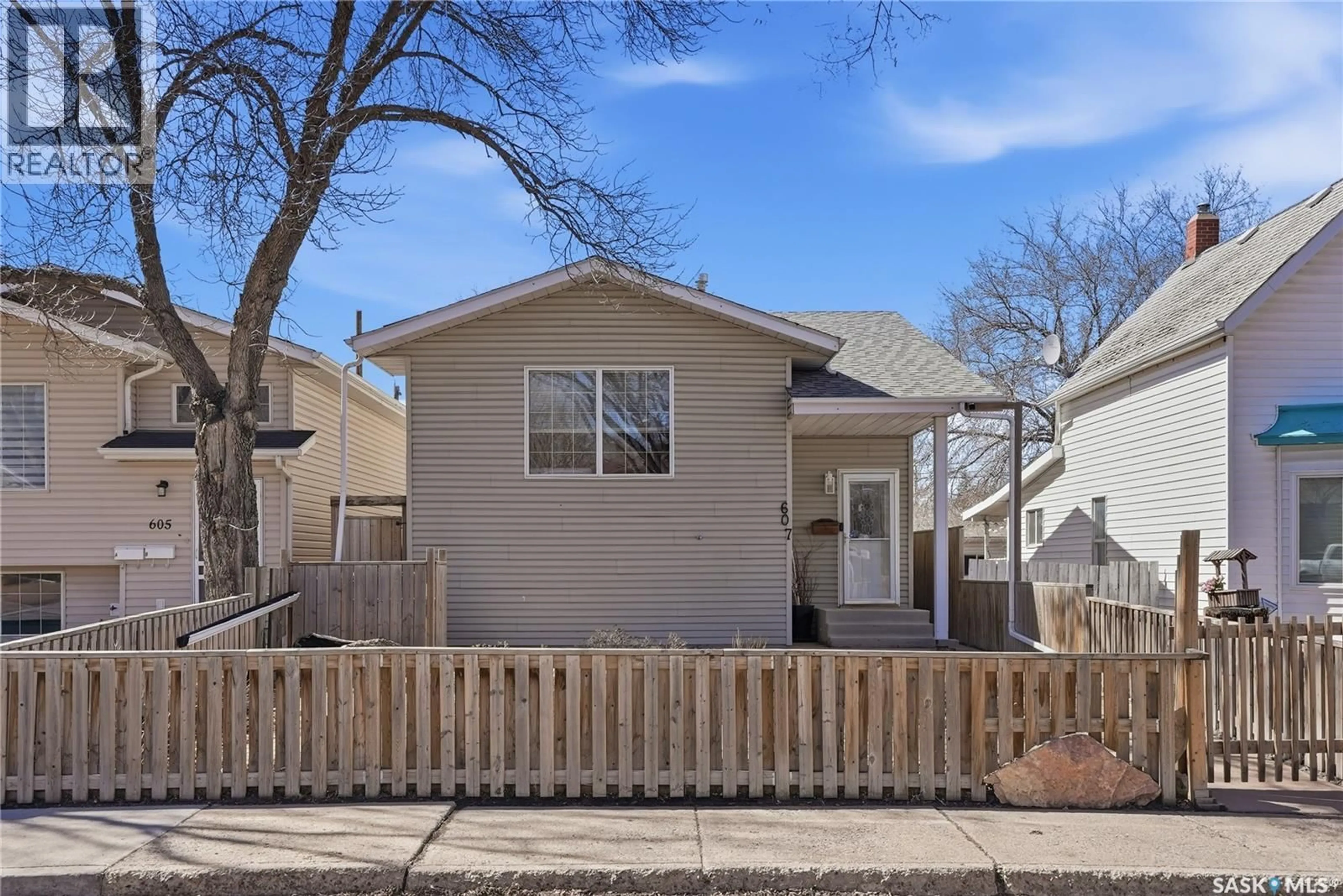 Home with vinyl exterior material, street for 607 J AVENUE, Saskatoon Saskatchewan S7L2K6