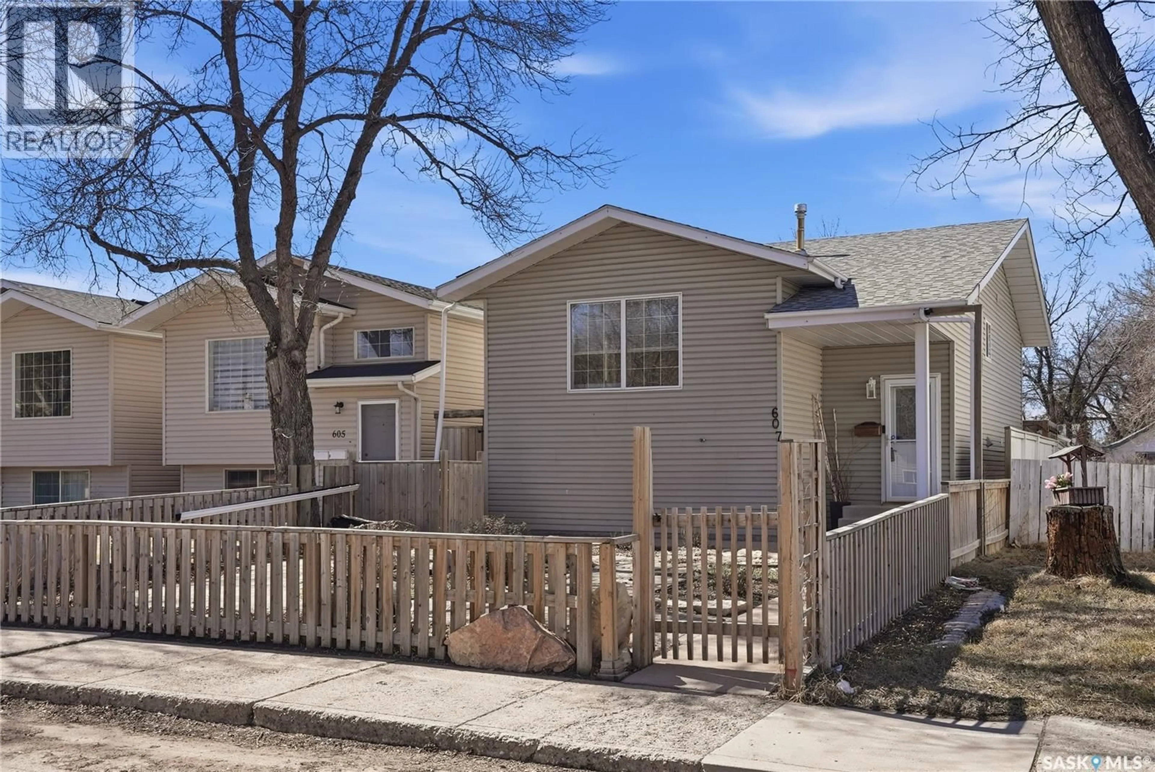 Home with vinyl exterior material, street for 607 J AVENUE, Saskatoon Saskatchewan S7L2K6