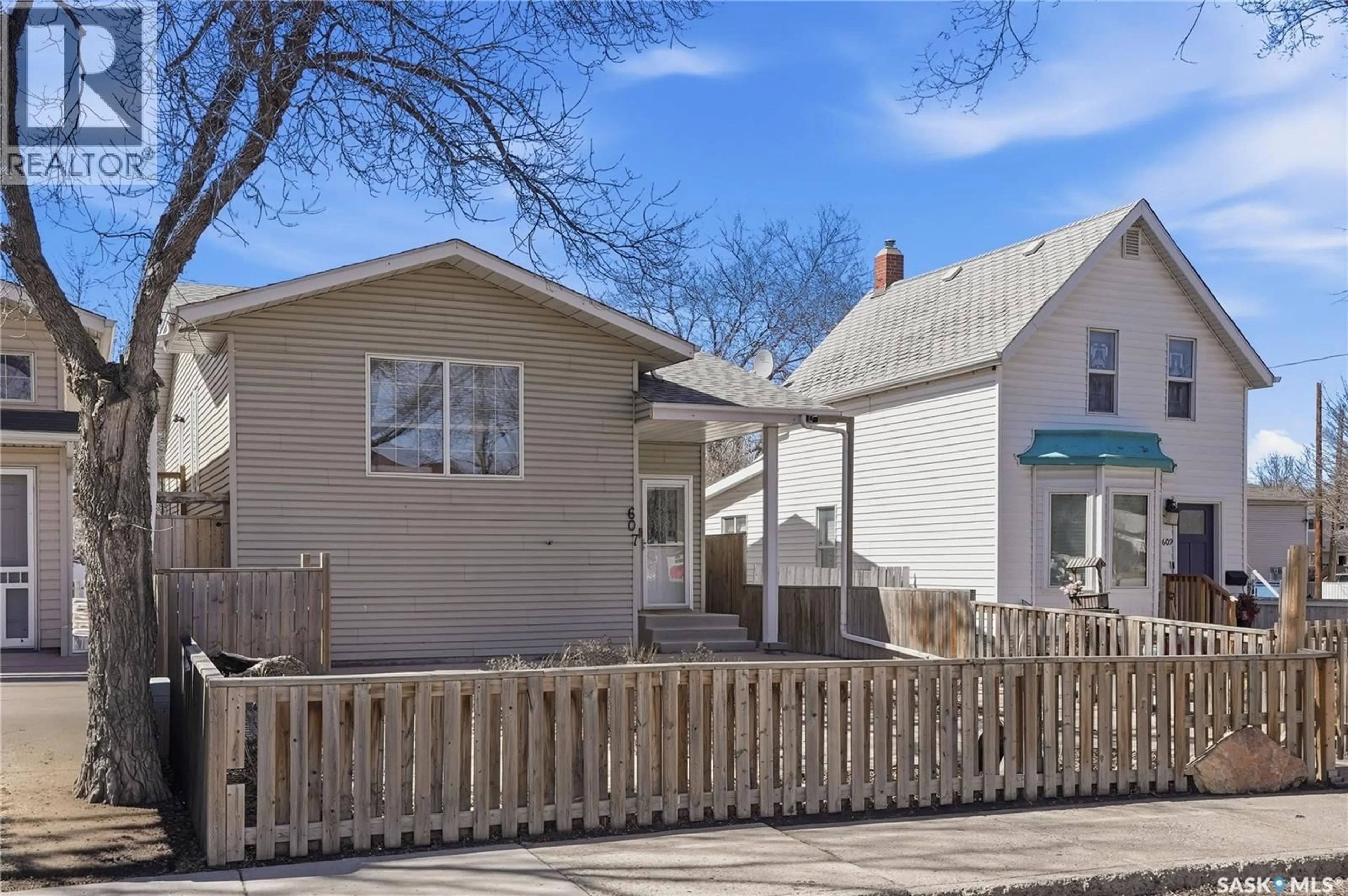 Home with vinyl exterior material, street for 607 J AVENUE, Saskatoon Saskatchewan S7L2K6