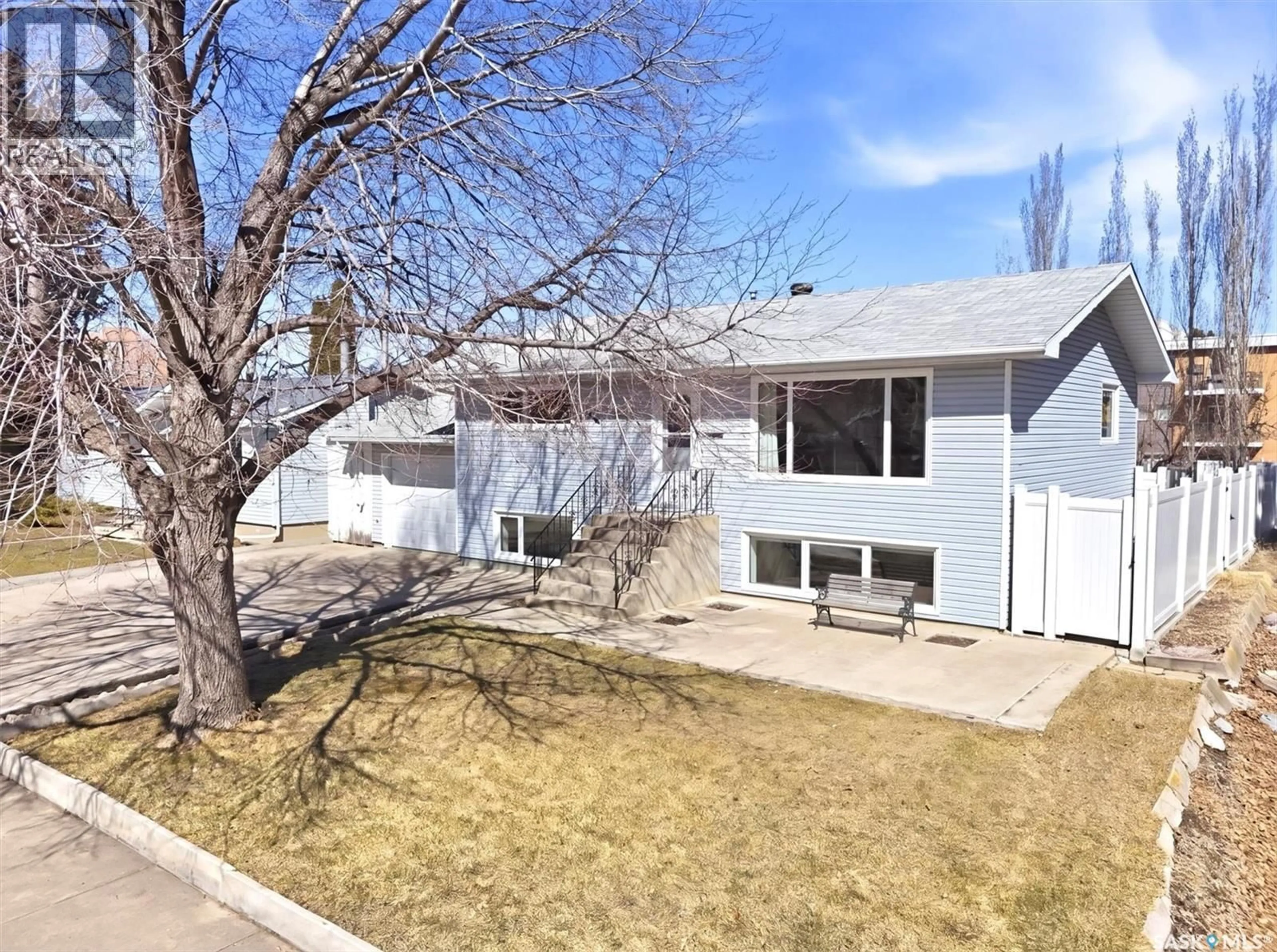 A pic from outside/outdoor area/front of a property/back of a property/a pic from drone, street for 337 EAST PLACE, Saskatoon Saskatchewan S7J2Y4