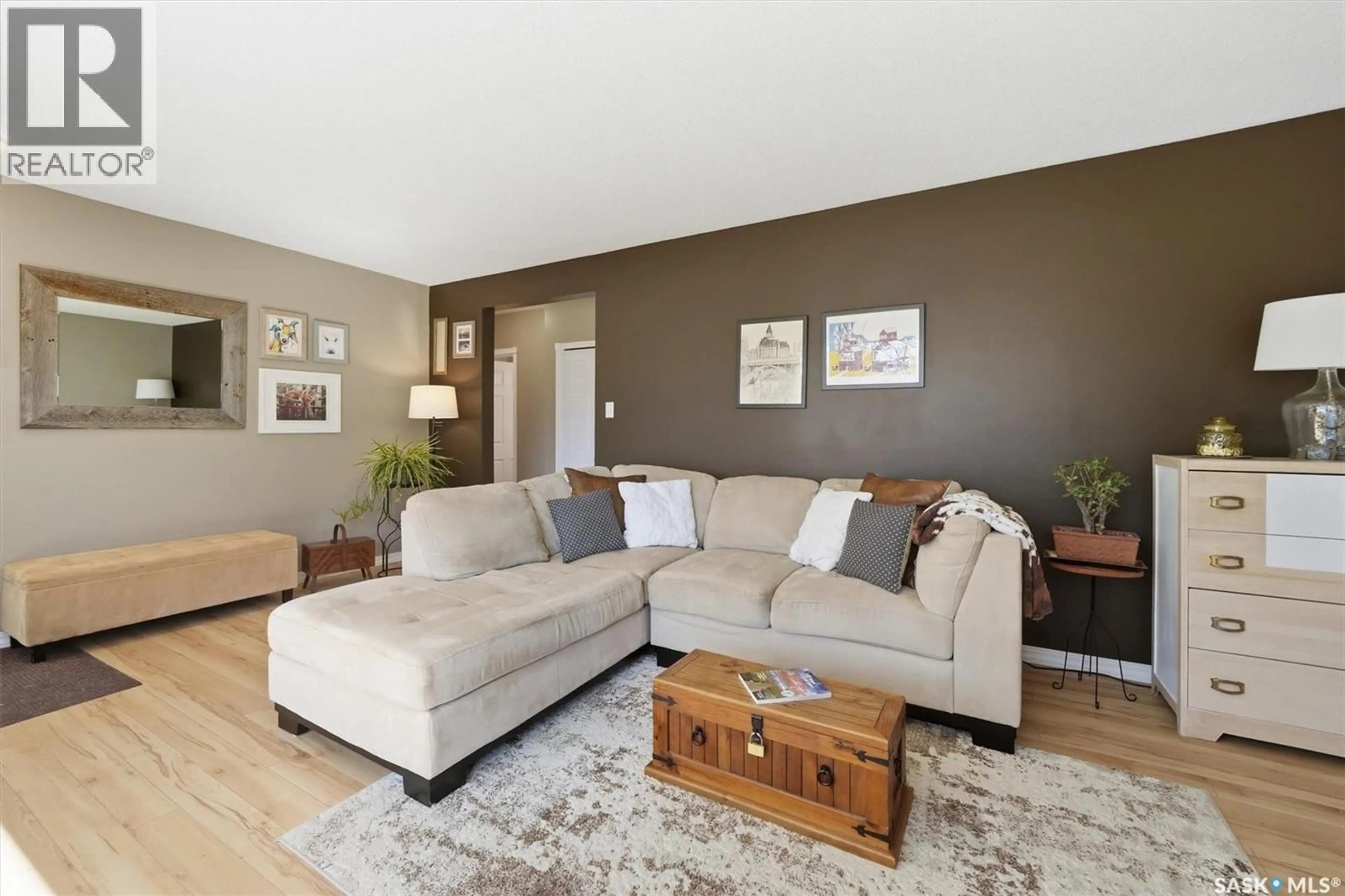 Living room with furniture, wood/laminate floor for 337 EAST PLACE, Saskatoon Saskatchewan S7J2Y4