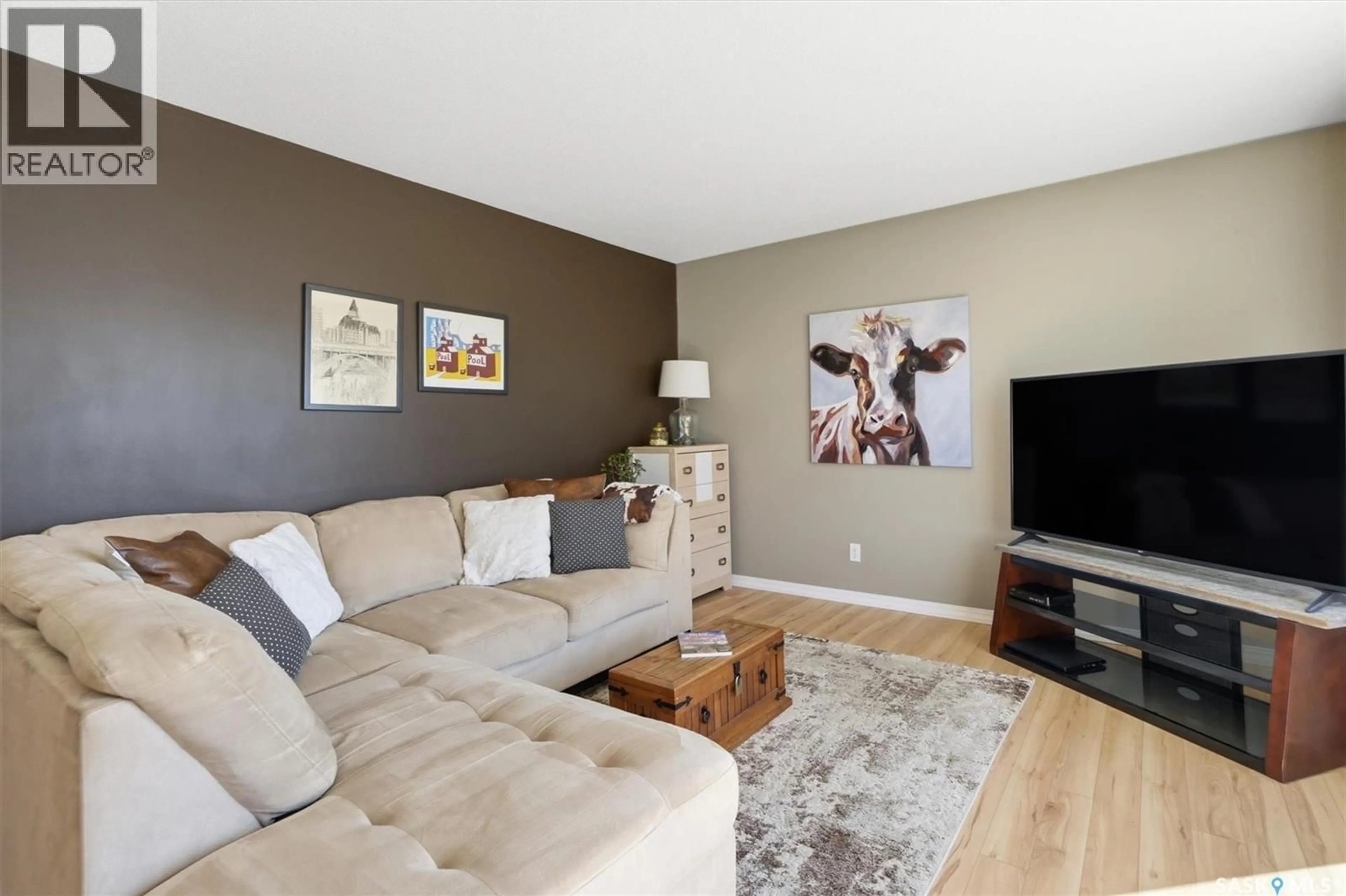 Living room with furniture, wood/laminate floor for 337 EAST PLACE, Saskatoon Saskatchewan S7J2Y4