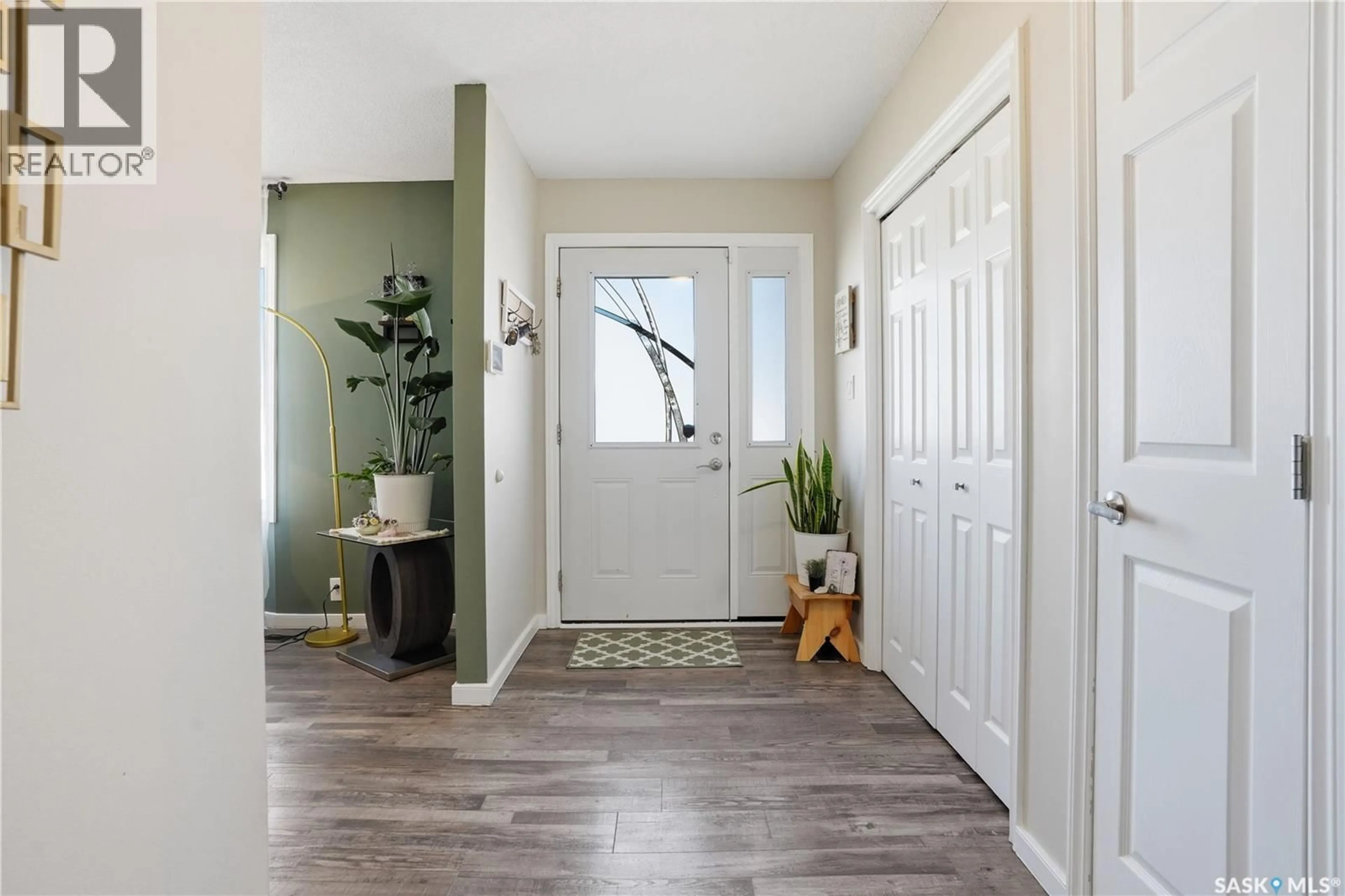 Indoor entryway for 163 LLOYD CRESCENT, Regina Saskatchewan S4R6B9
