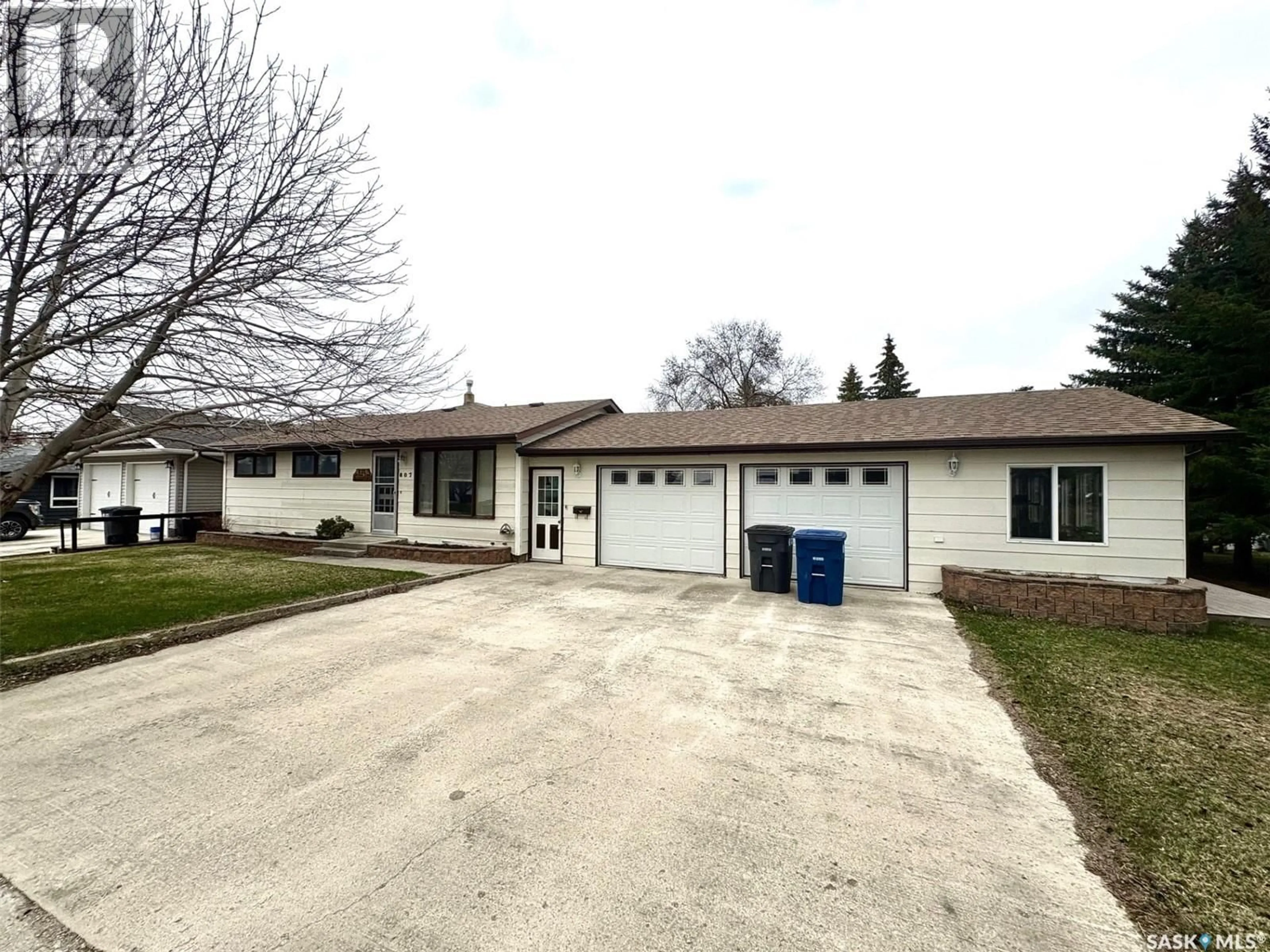 A pic from outside/outdoor area/front of a property/back of a property/a pic from drone, street for 807 ELSINORE STREET, Whitewood Saskatchewan S0G5C0