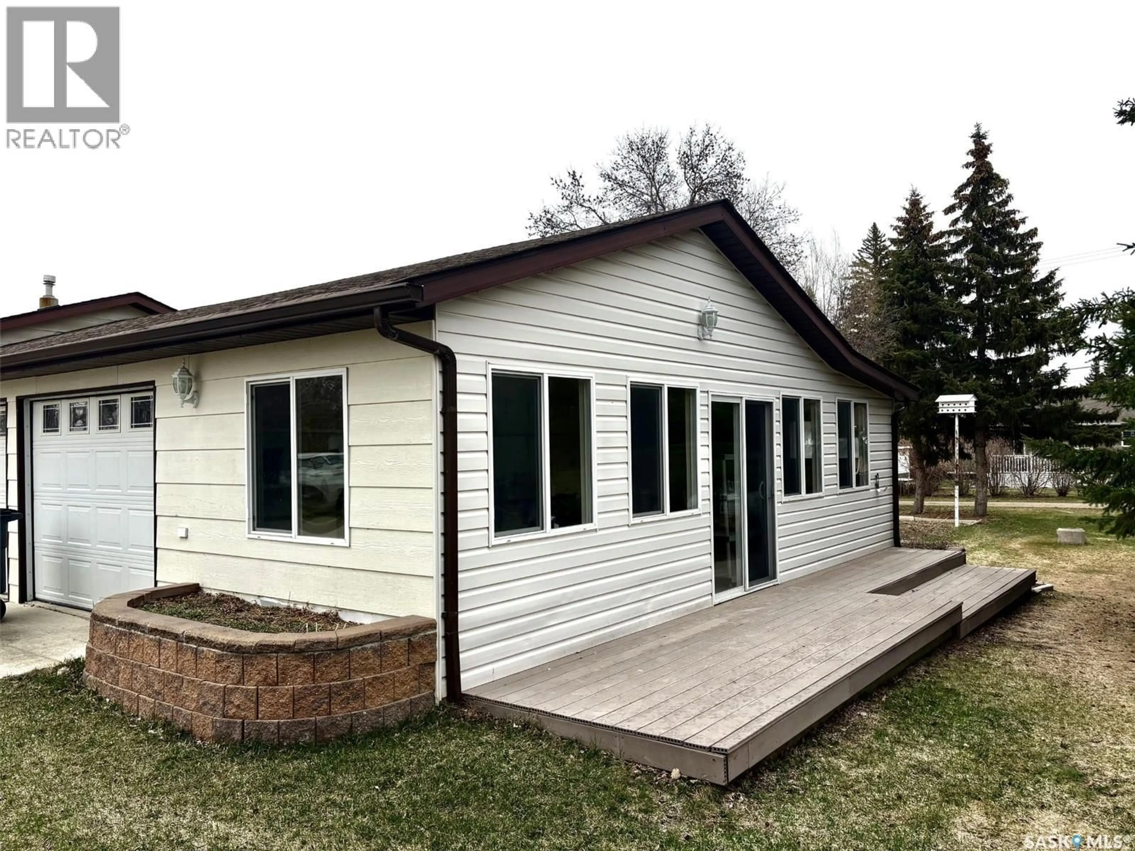 Home with vinyl exterior material, building for 807 ELSINORE STREET, Whitewood Saskatchewan S0G5C0
