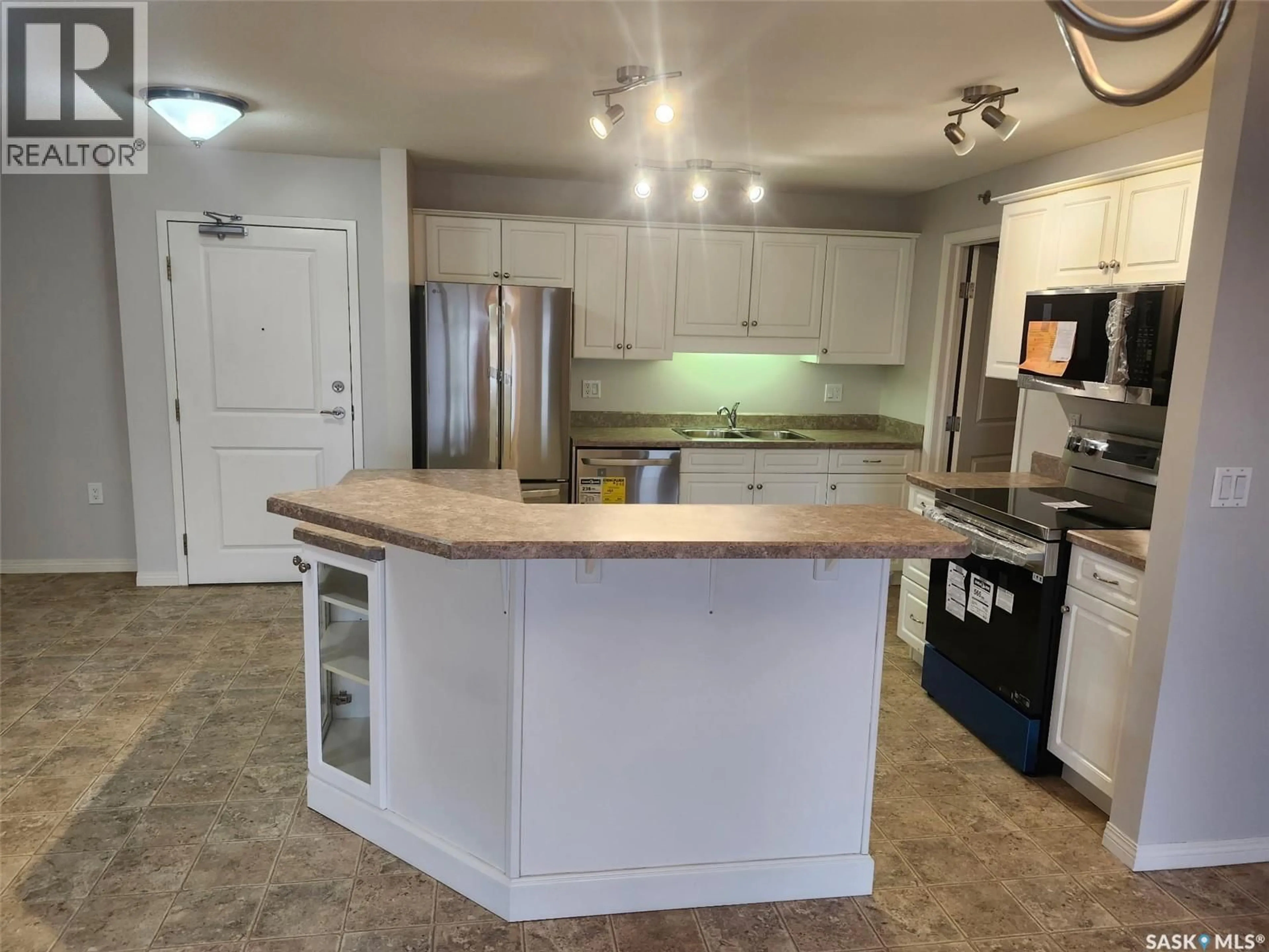 Open concept kitchen, ceramic/tile floor for 604 - 2221 ADELAIDE STREET, Saskatoon Saskatchewan S7J5L9