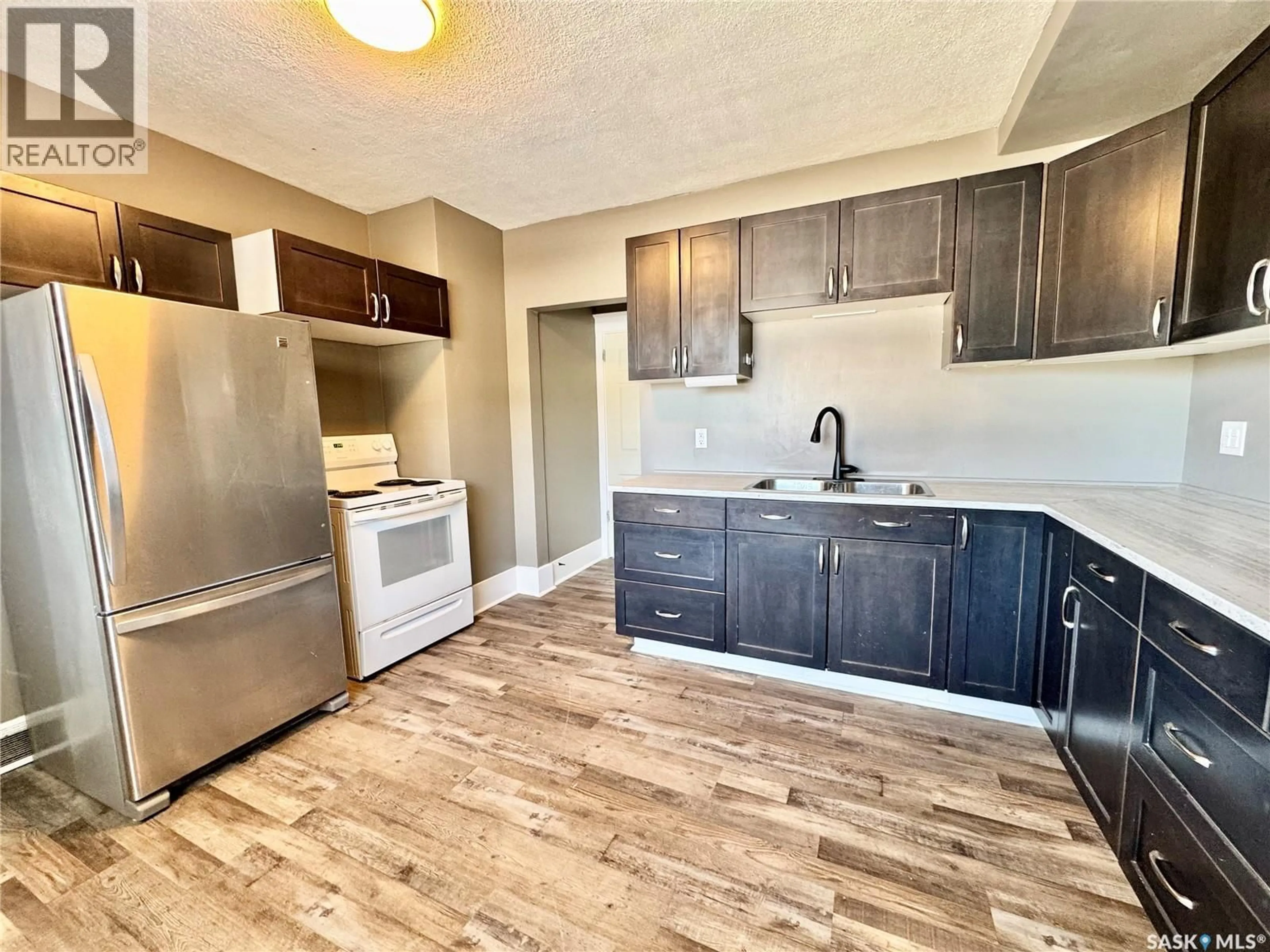 Standard kitchen, wood/laminate floor for 1467 15TH STREET, Prince Albert Saskatchewan S6V3S9