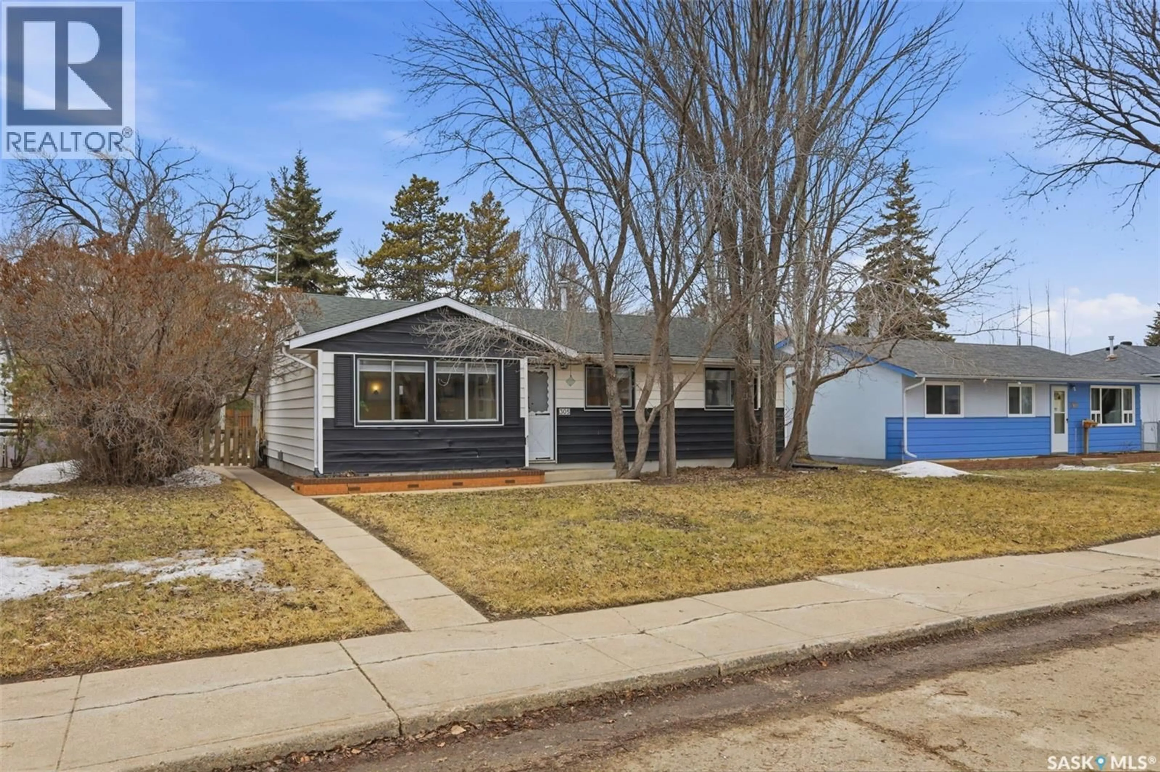 Home with vinyl exterior material, street for 305 MONTREAL AVENUE, Saskatoon Saskatchewan S7L3N7