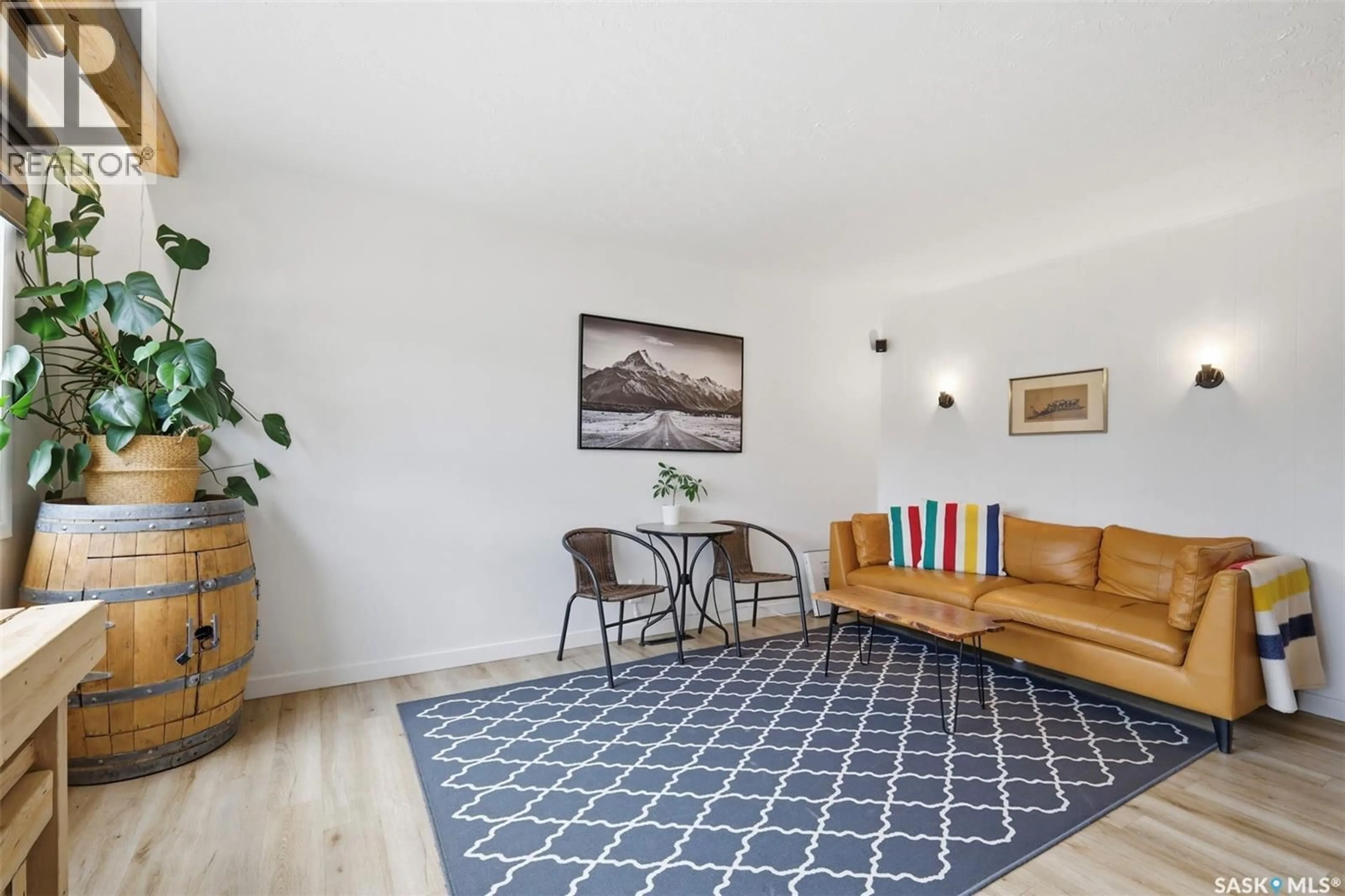 Living room with furniture, unknown for 305 MONTREAL AVENUE, Saskatoon Saskatchewan S7L3N7