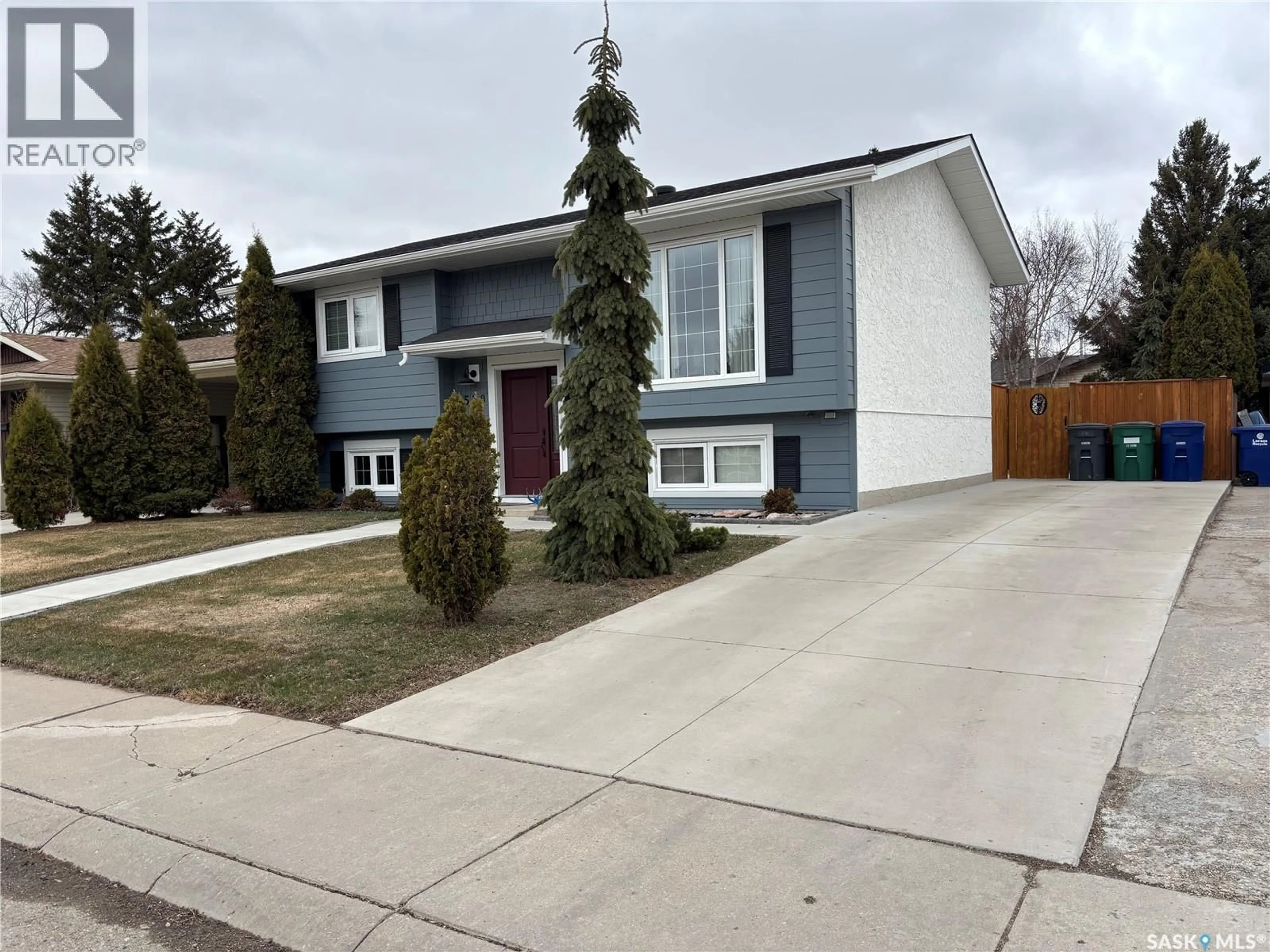 Home with vinyl exterior material, street for 538 NESBITT LANE, Saskatoon Saskatchewan S7L6K9